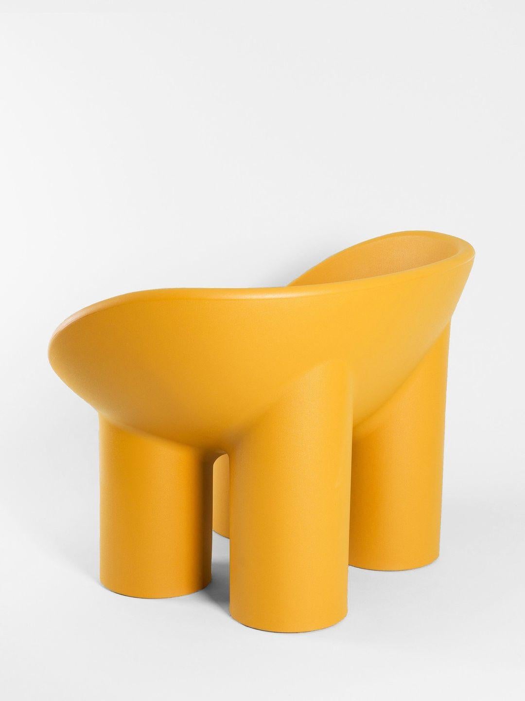 Formé et très confortable, le fauteuil Roly Poly de Driade est une chaise longue bien arrondie avec un siège gracieux en forme de bol et quatre pieds solides en dessous. Cette chaise est considérée comme un classique du design contemporain et fait