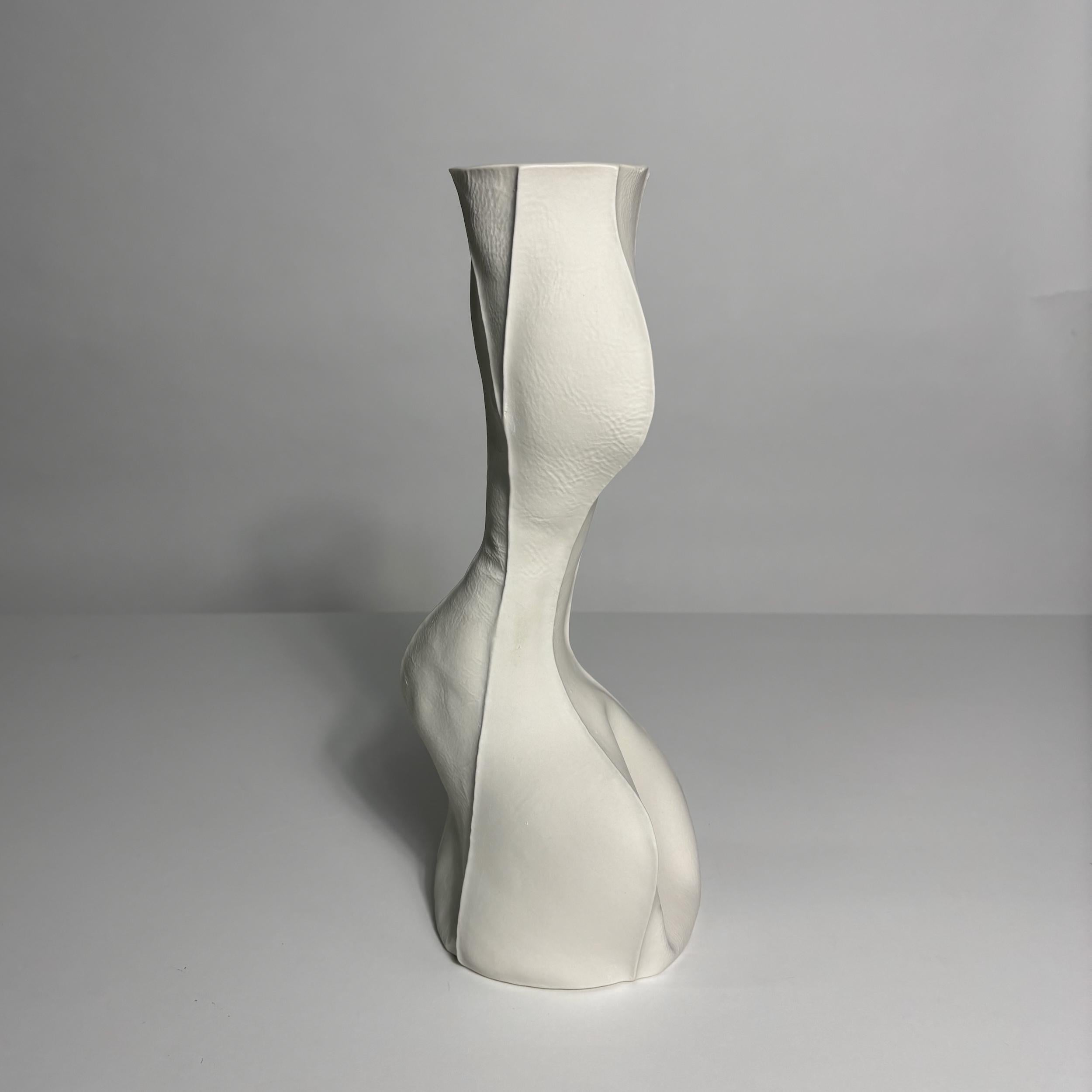 Americano In-Stock, Sculptural Ceramic Vase, Kawa Vase 20, White Porcelain Asymmetric Vase in vendita