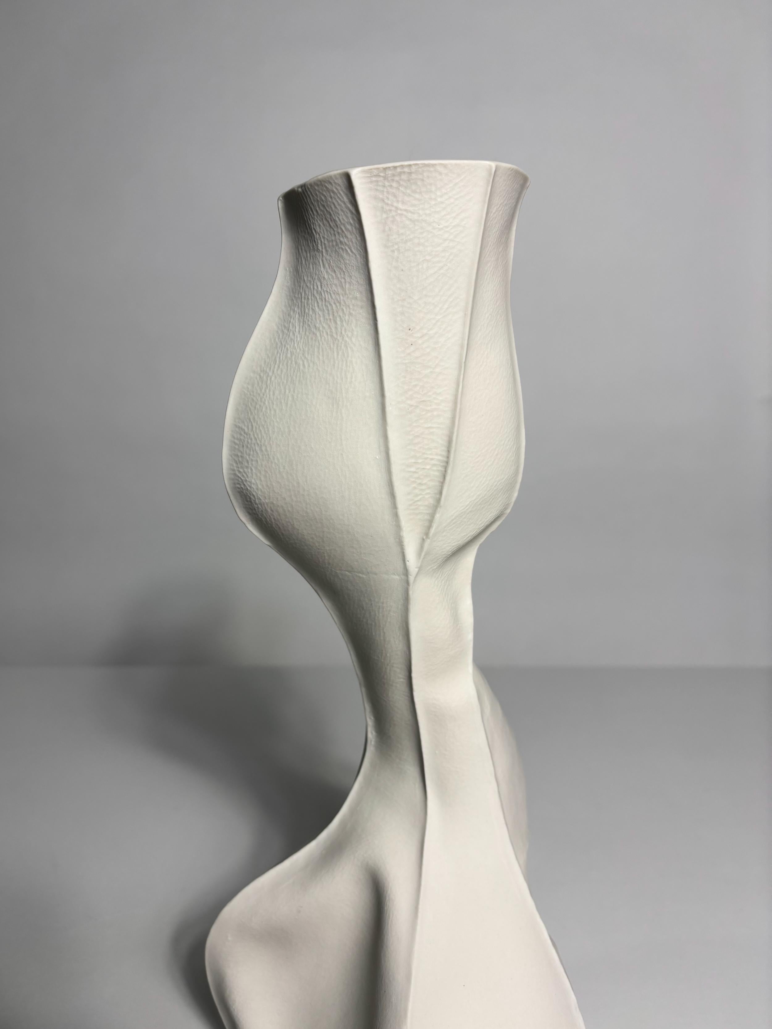 Fatto a mano In-Stock, Sculptural Ceramic Vase, Kawa Vase 20, White Porcelain Asymmetric Vase in vendita