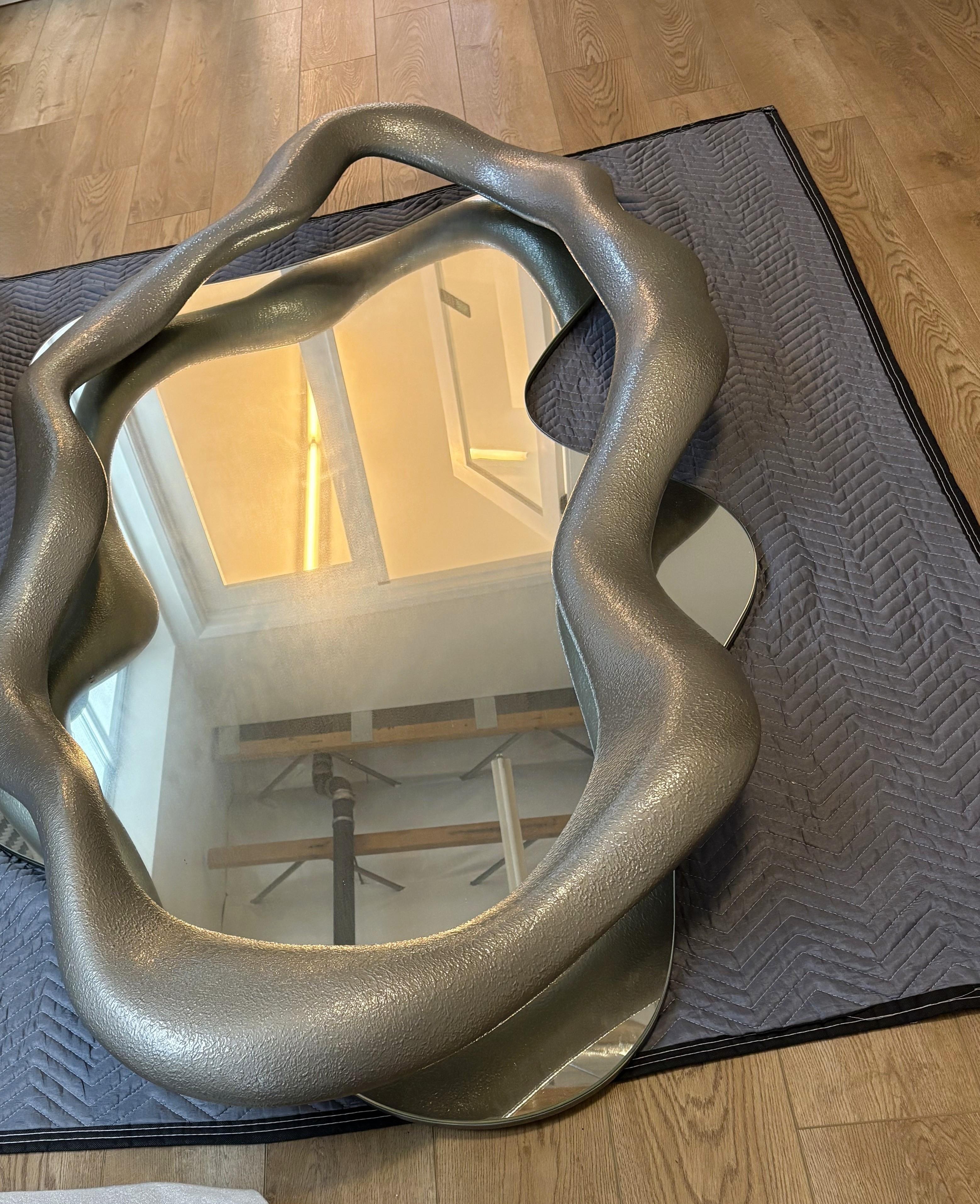 Vorrätig Skulpturaler Spiegel Ft. Organisch gewellter Rahmen in strukturierter Zinn-Patina (Organische Moderne) im Angebot