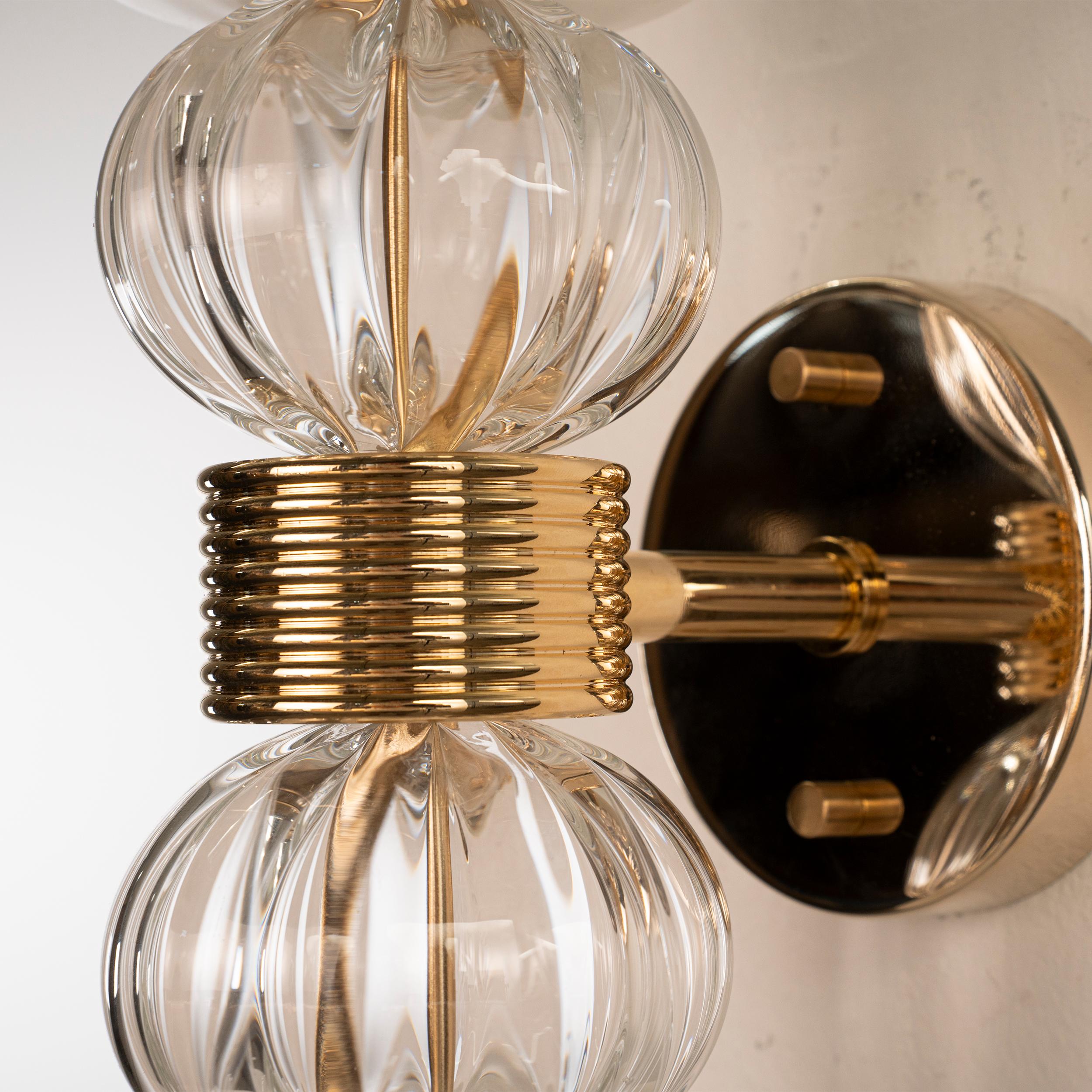 In stock! Set of 2 White and clear Murano Glass sconces with gold plated Frame In Excellent Condition For Sale In Venezia, IT
