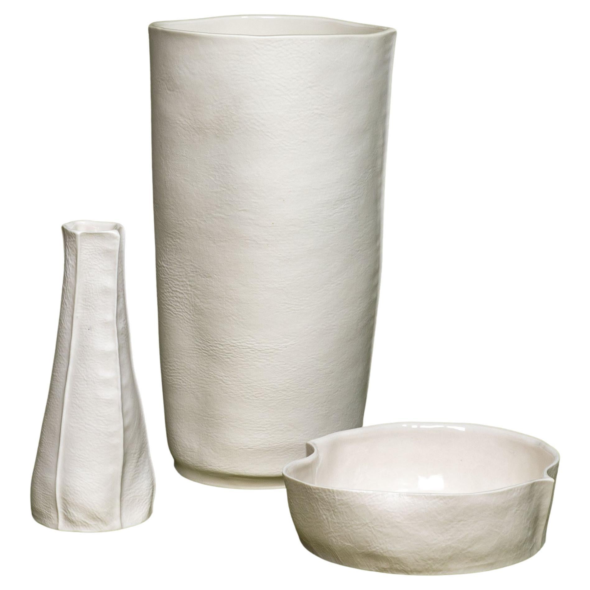 En stock, ensemble de 3 vases et plat en céramique blanche Luft Tanaka, porcelaine, organique en vente