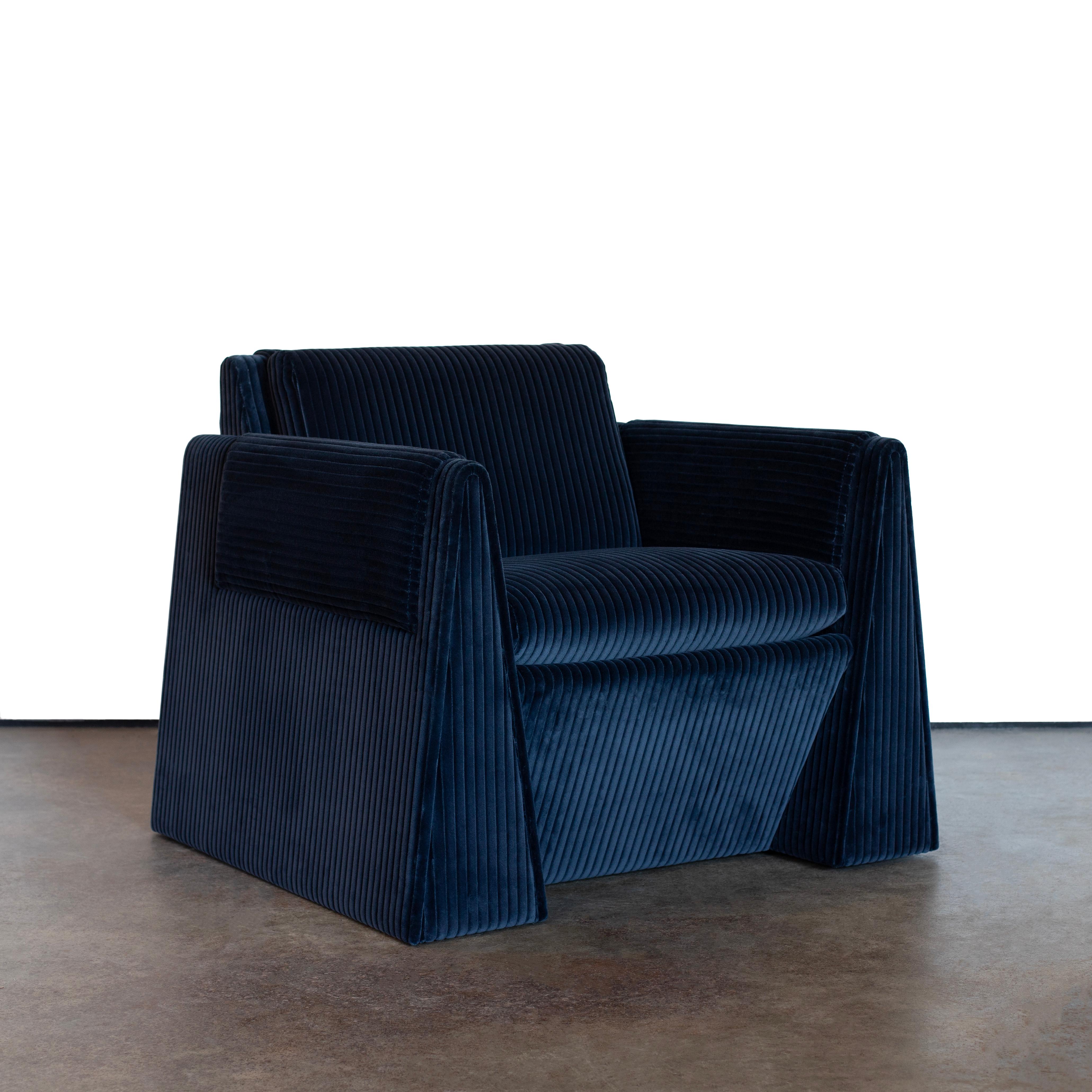 Silla Tabei de Crump and Kwash 

Esta pieza está en stock y lista para enviar. 

Tapicería de pana azul temporal / construcción de madera contrachapada / acolchado premium / sobre de plumón 

37