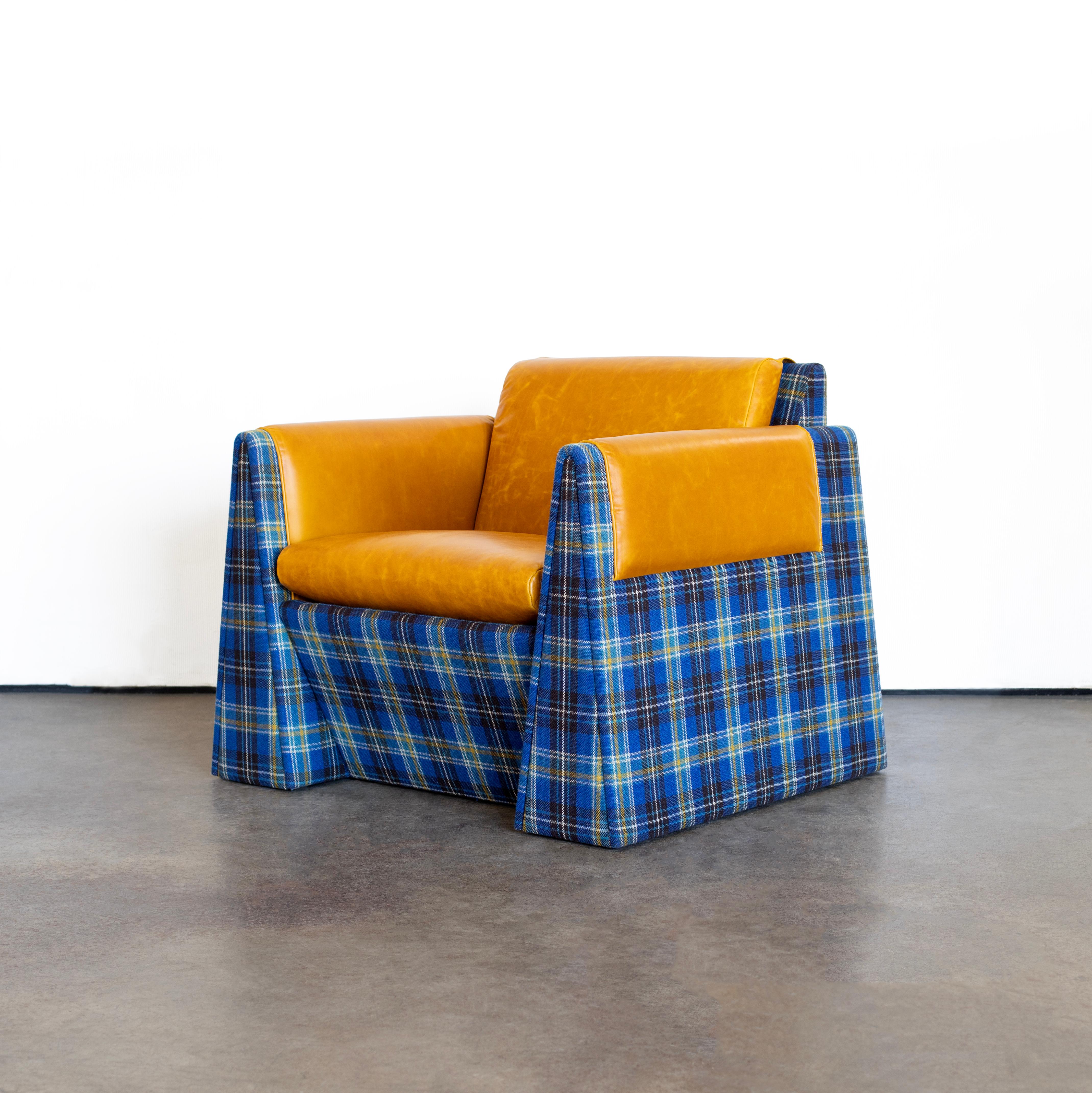 Tabei Lounge Chair von Crump and Kwash 

Dieses Stück ist auf Lager und versandfertig. 

Plaid-Polsterung / Sperrholzkonstruktion / hochwertige Marigold-Lederpolsterung / Daunenumschlag 

37
