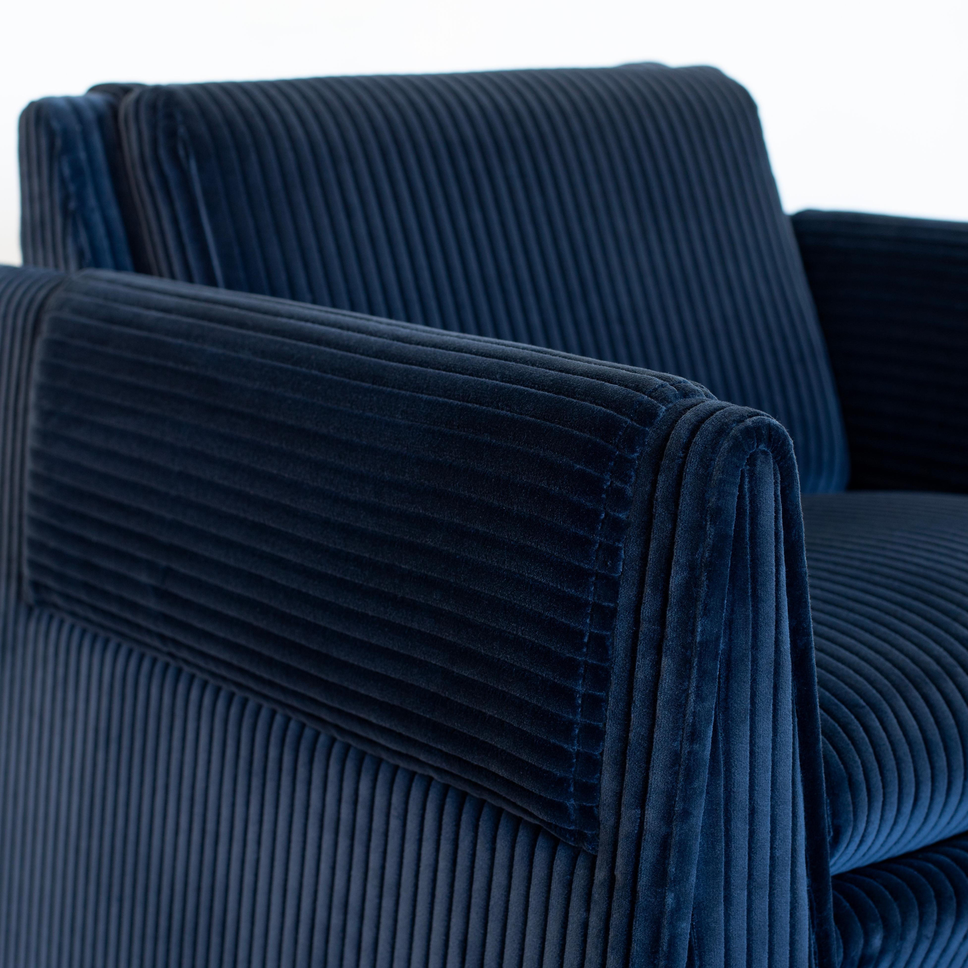 En stock Tumbona Tabei de Crump and Kwash en pana azul Moderno en venta