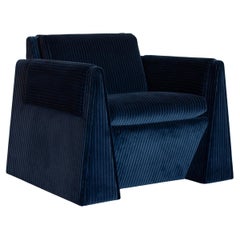 In stock la sedia da salotto Tabei di Crump and Kwash in velluto a coste blu