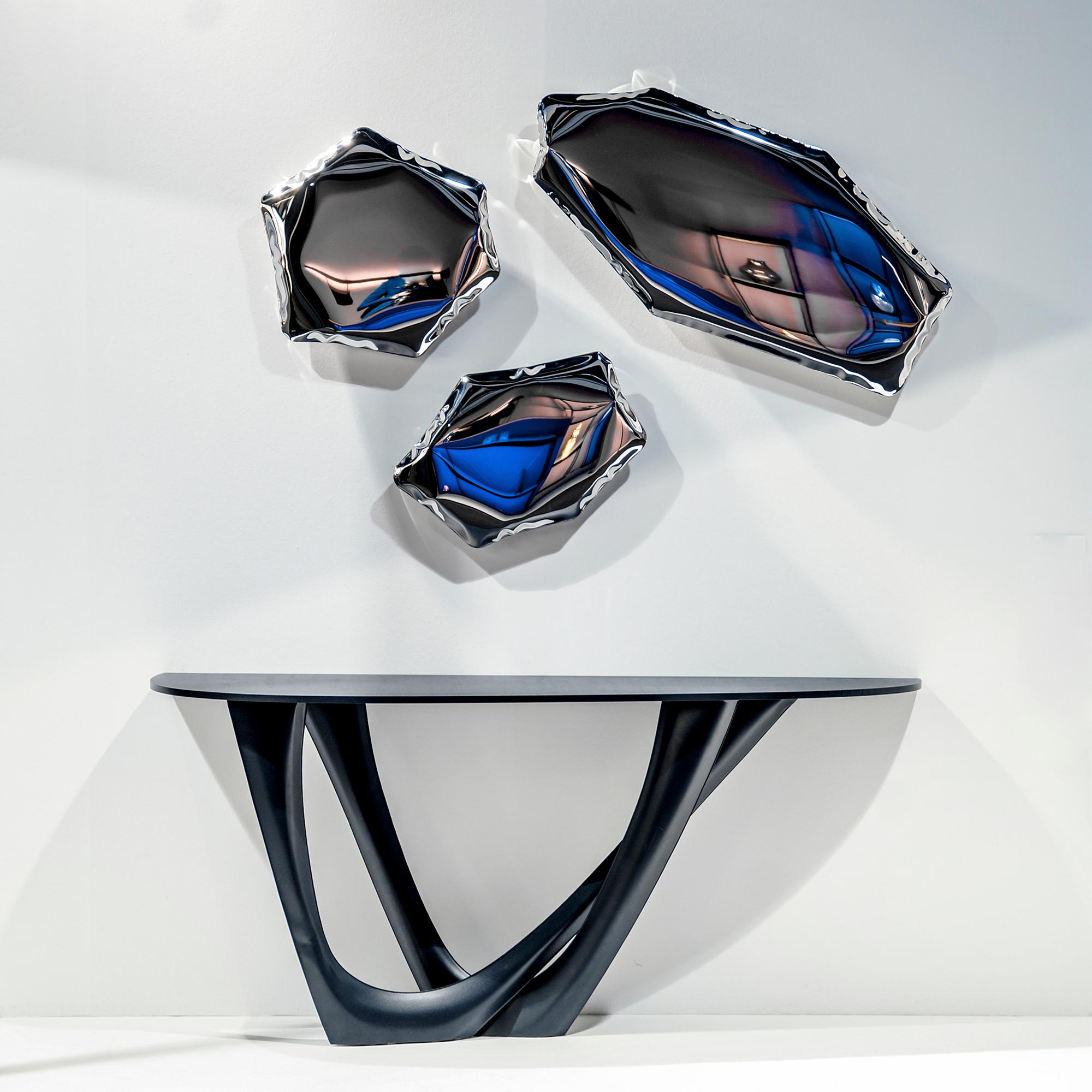 Tafla O series is characterized by smooth, optically light shapes inspired by liquid droplets and thanks to its unique form, combines the world of design, art and technology. Tafla collection is a radical step towards such transformations. Mirrors