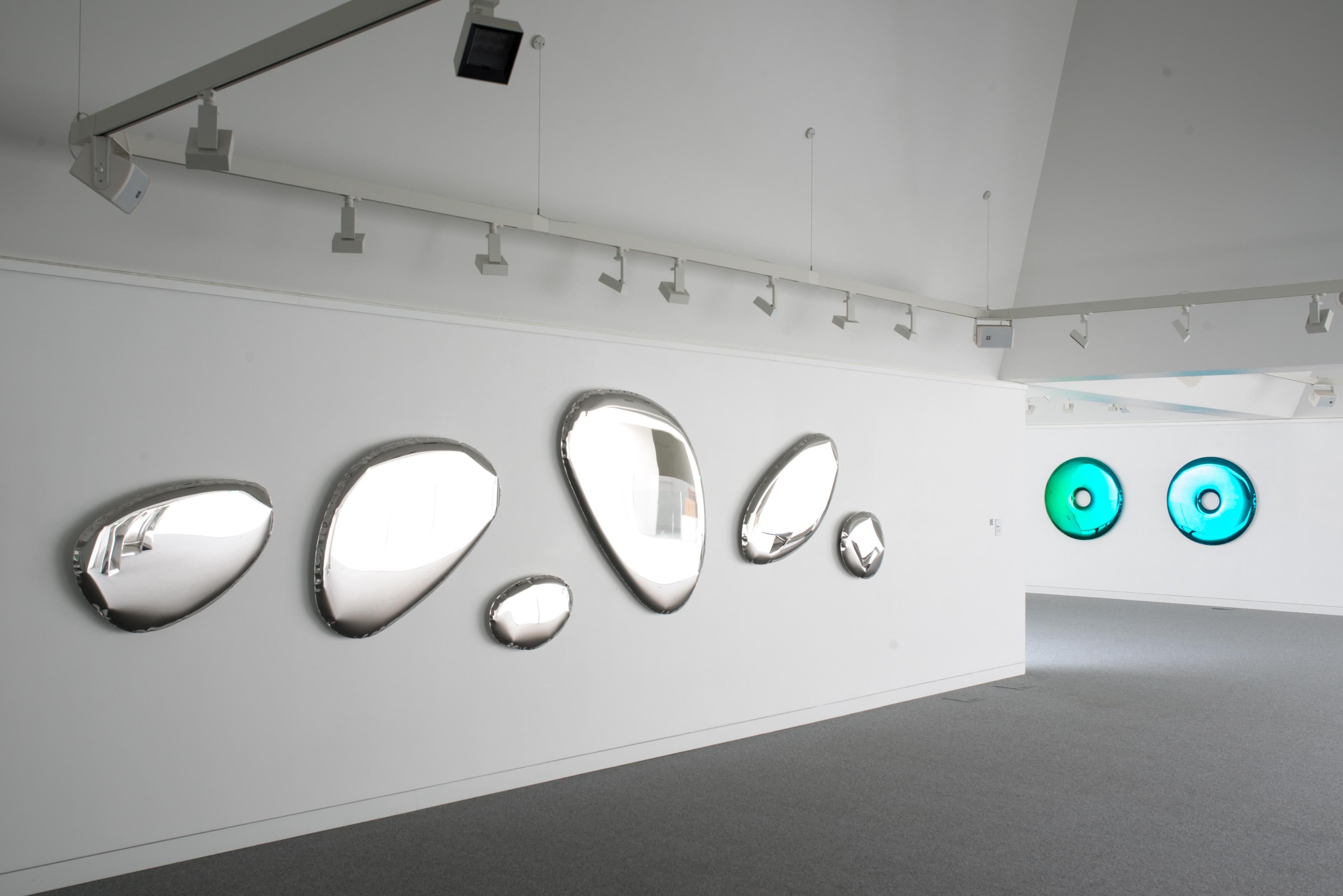 Die Serie TAFLA O zeichnet sich durch glatte, optisch leichte Formen aus, die von Flüssigkeitstropfen inspiriert sind, und verbindet dank ihrer einzigartigen Form die Welt des Designs, der Kunst und der Technologie. Die TAFLA-Sammlung ist ein