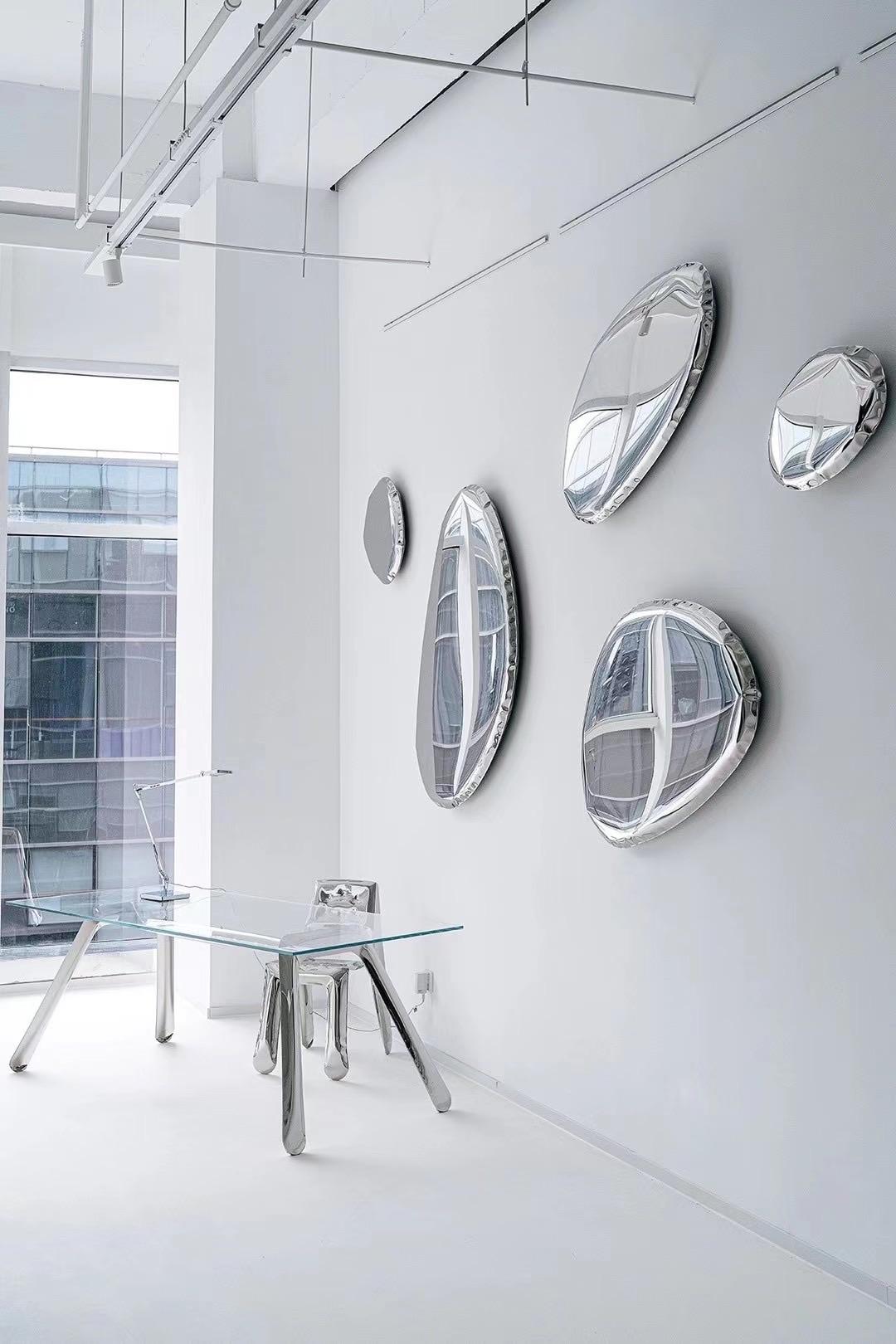 Acier inoxydable Miroir mural Tafla O4.5 en acier inoxydable poli, en stock, par Zieta en vente