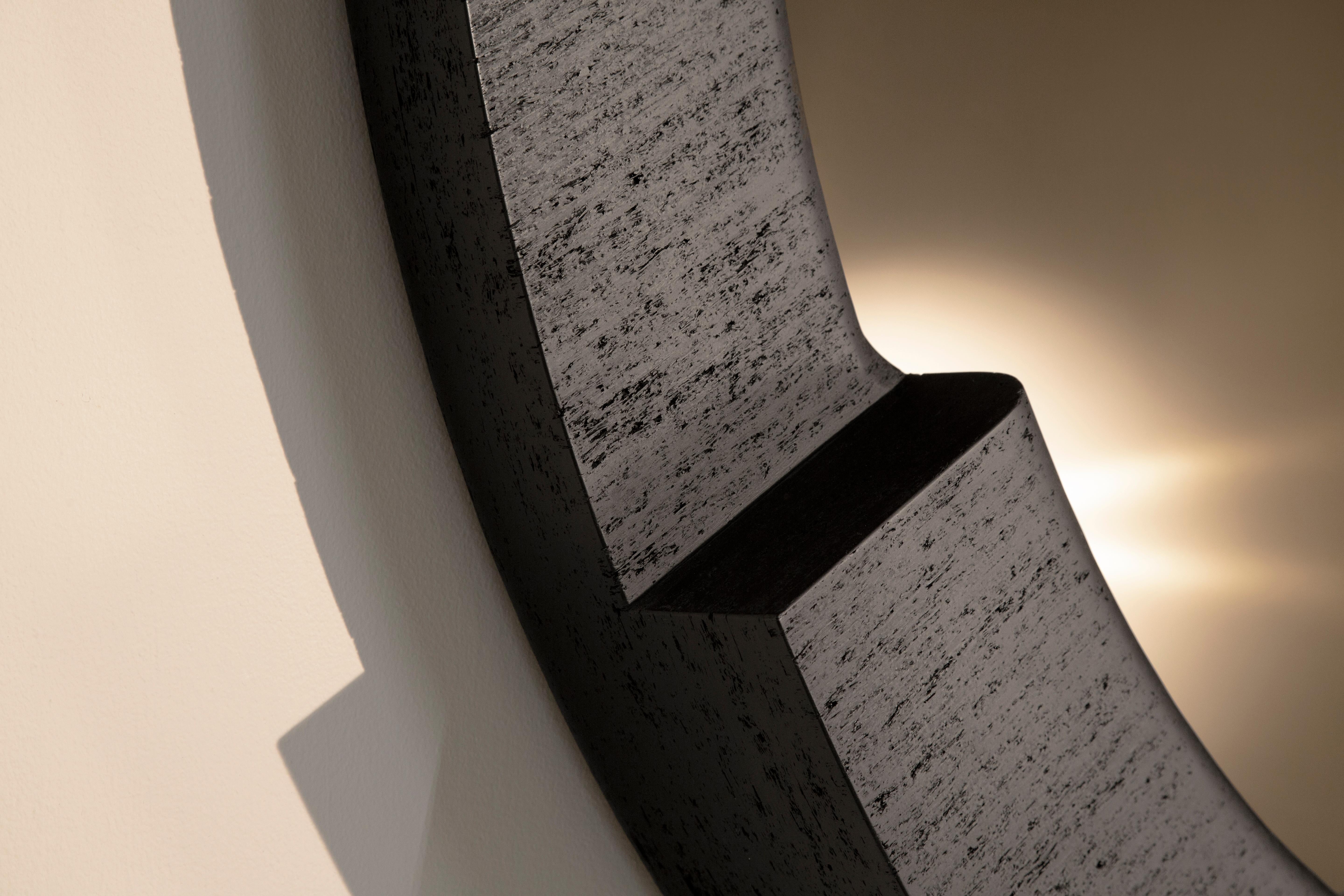 Brutalisme Miroir rond Tomba de 152,4 cm en maykume noir et bronze, en stock par May Furniture