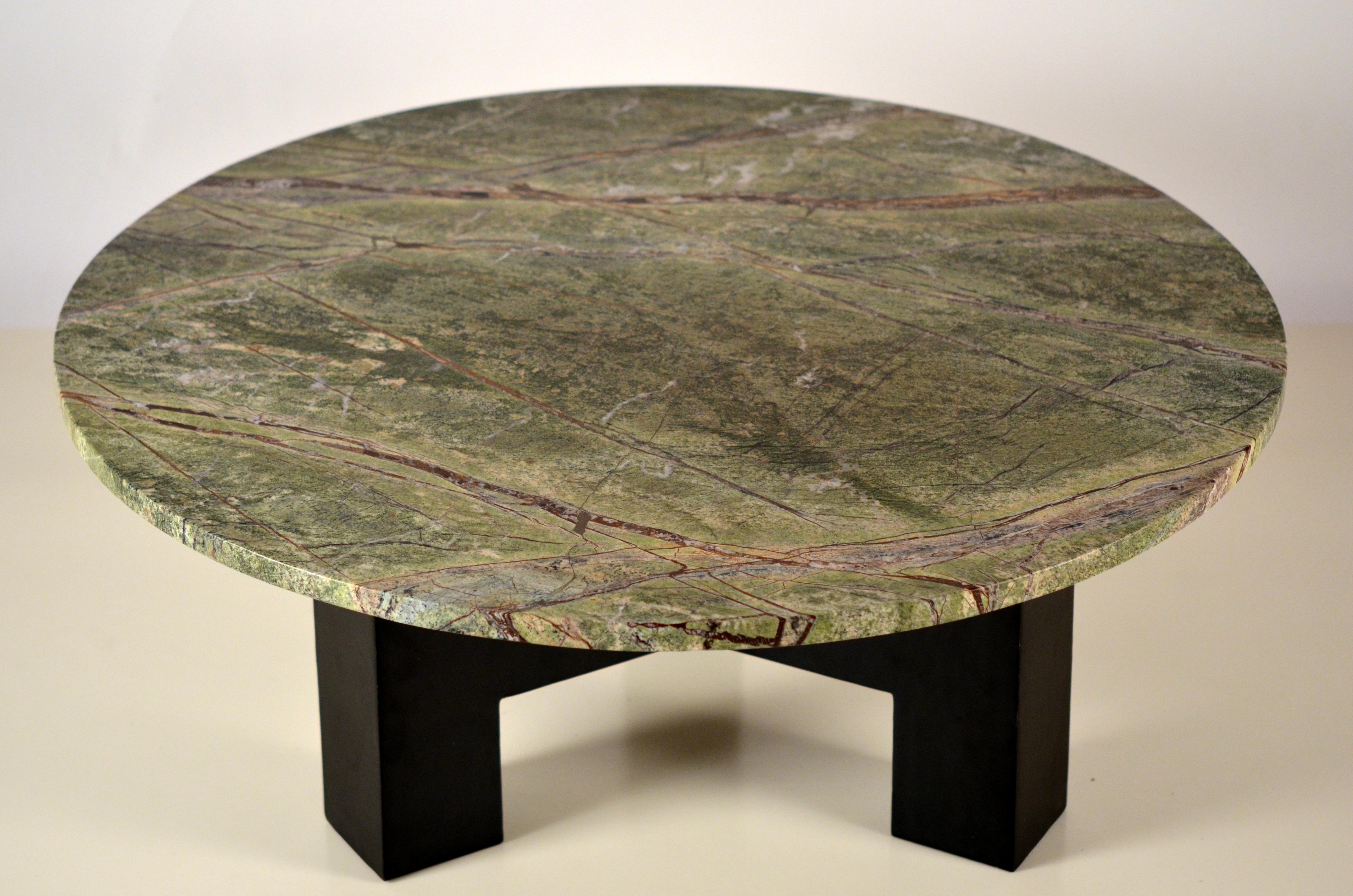 Vorrätig 'Upsilon' Runder Marmor Couchtisch von Design Frères (21. Jahrhundert und zeitgenössisch) im Angebot
