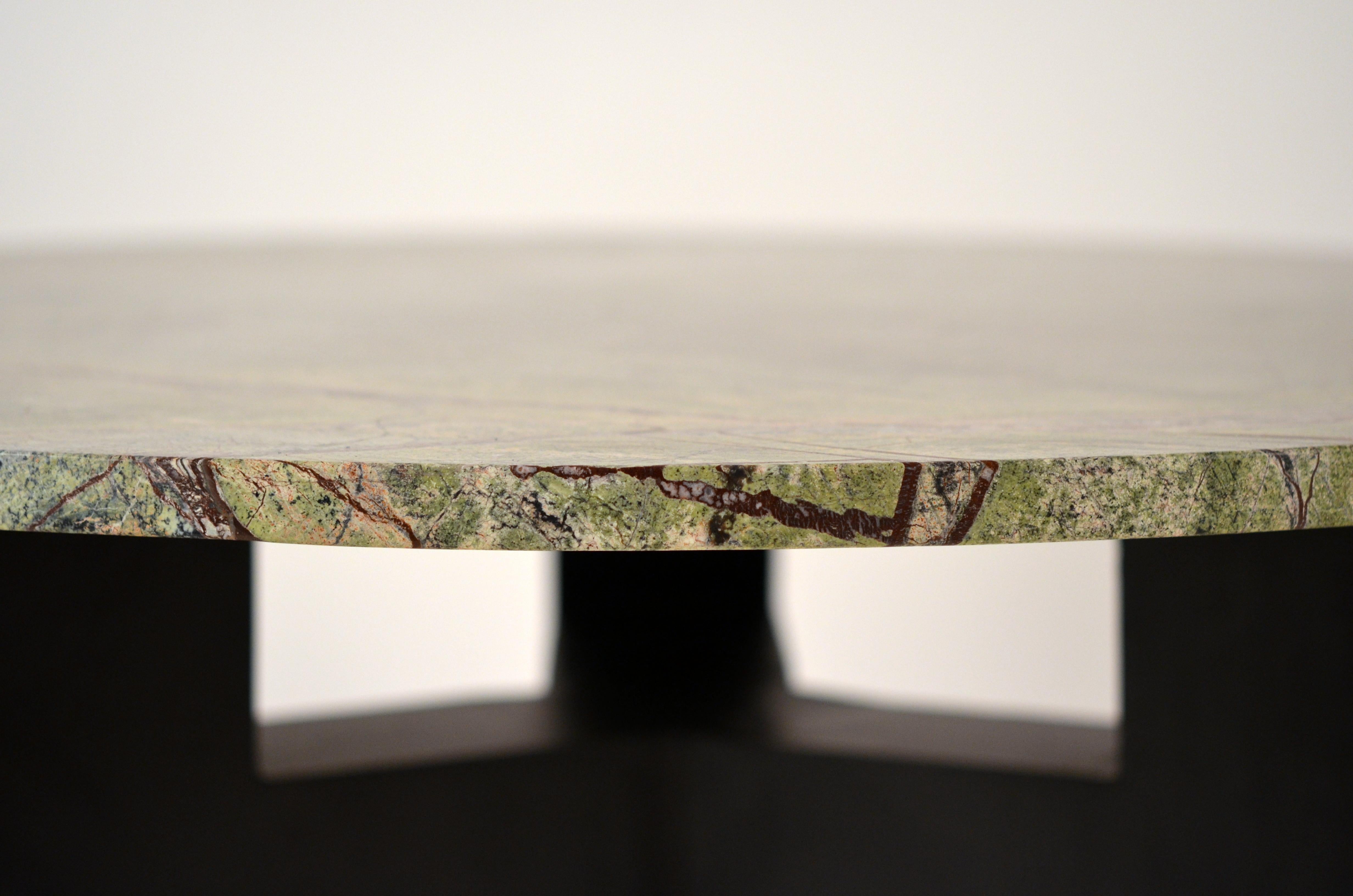 Vorrätig 'Upsilon' Runder Marmor Couchtisch von Design Frères (Stahl) im Angebot