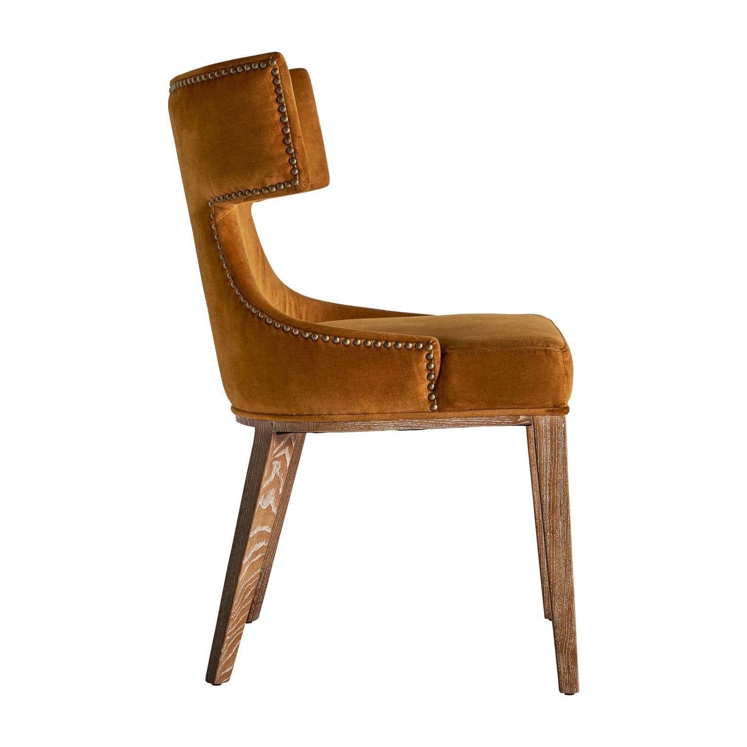 Ce fauteuil incarne l'aisance, la douceur et le confort. Fabriqué en lin et structure en bois massif avec base pivotante. Le secret réside dans les détails, c'est pourquoi cette pièce se distingue par ses contours incurvés et la grandeur de son