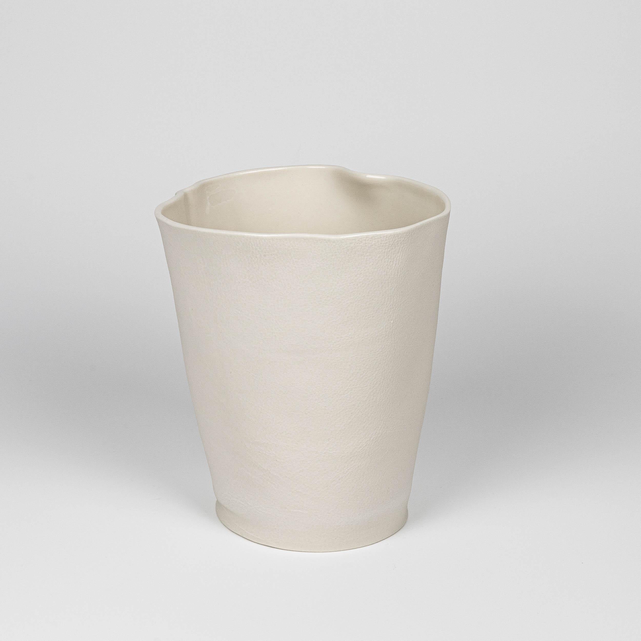 Weißes Kawa-Gefäß aus weißem Porzellan von Luft Tanaka Studio, 8 Zoll, handgefertigt, Keramik (amerikanisch) im Angebot