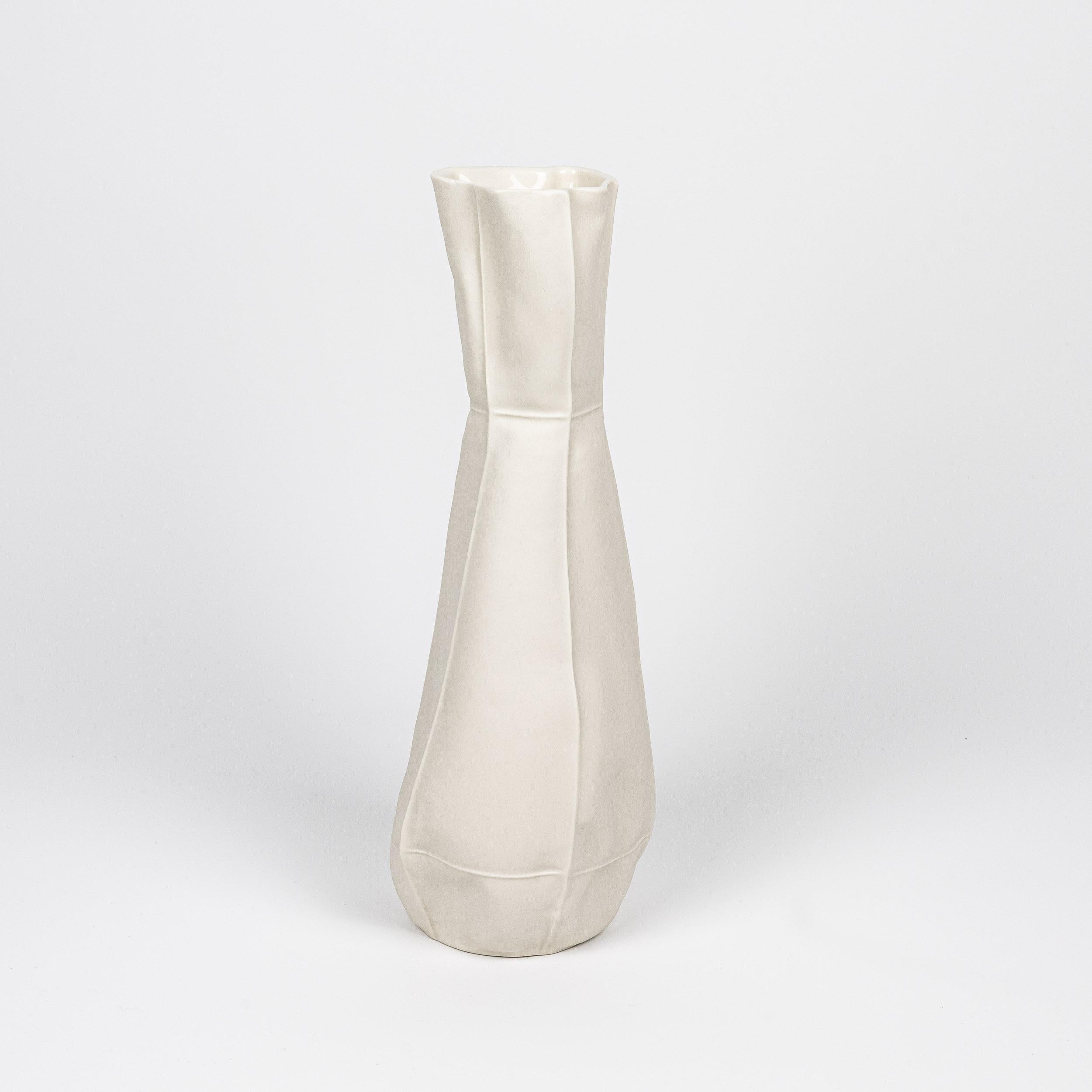Américain Vase Kawa Vase #13 en céramique blanche, Vase à fleurs en porcelaine organique, moulage en cuir en vente