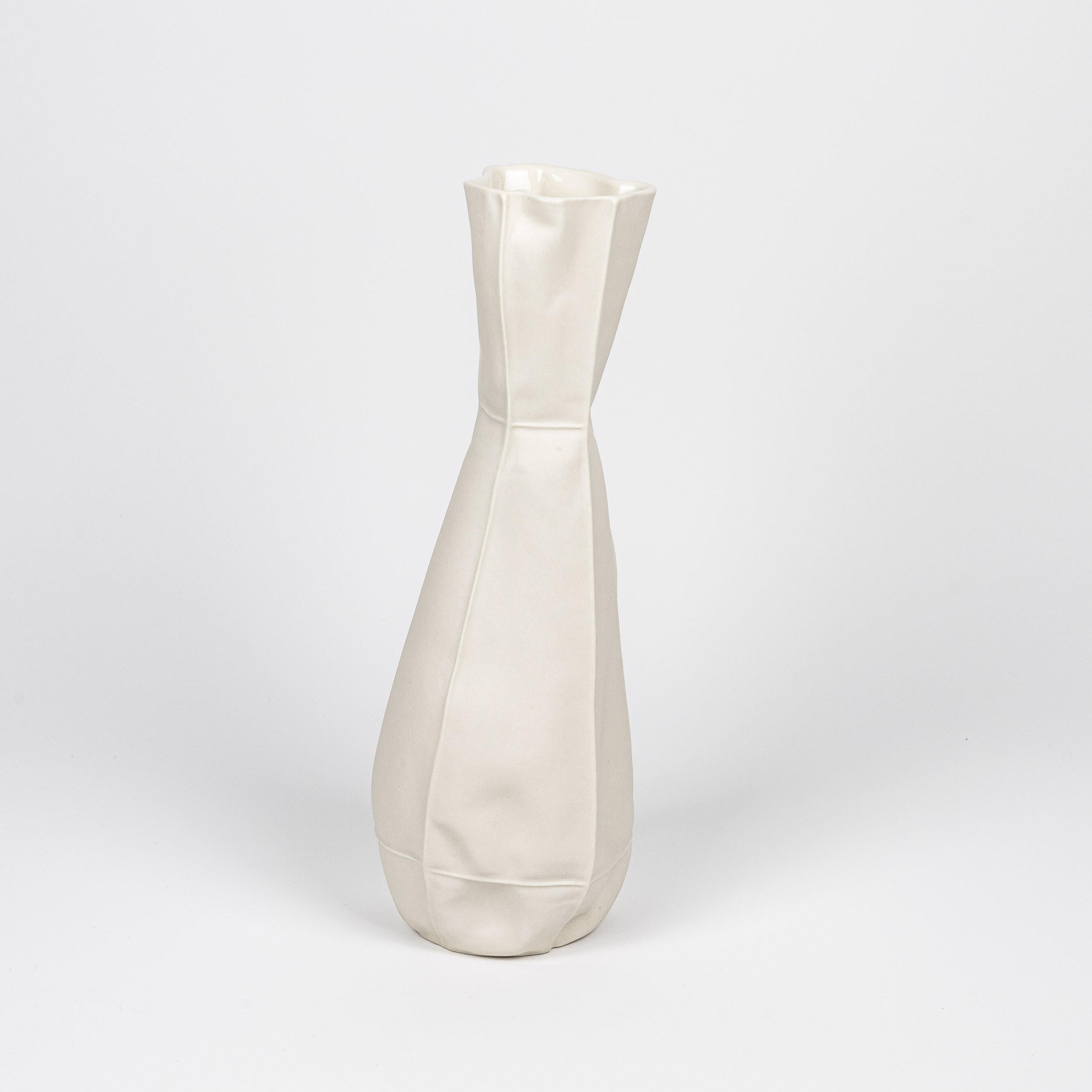 Fait main Vase Kawa Vase #13 en céramique blanche, Vase à fleurs en porcelaine organique, moulage en cuir en vente