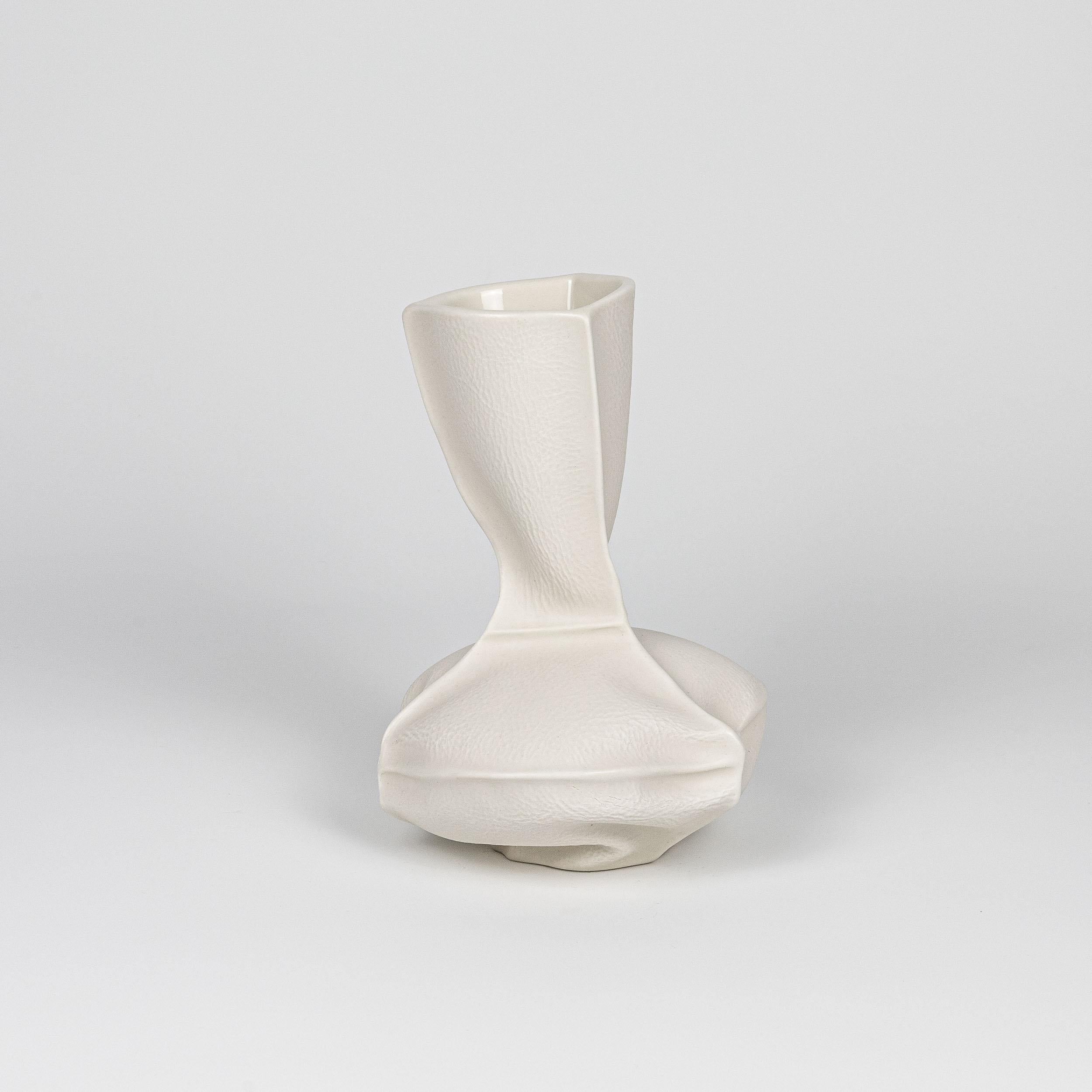 Weiße Bio-Keramik Kawa Vase #15, Blumenvase aus Porzellan mit Lederguss (Moderne) im Angebot
