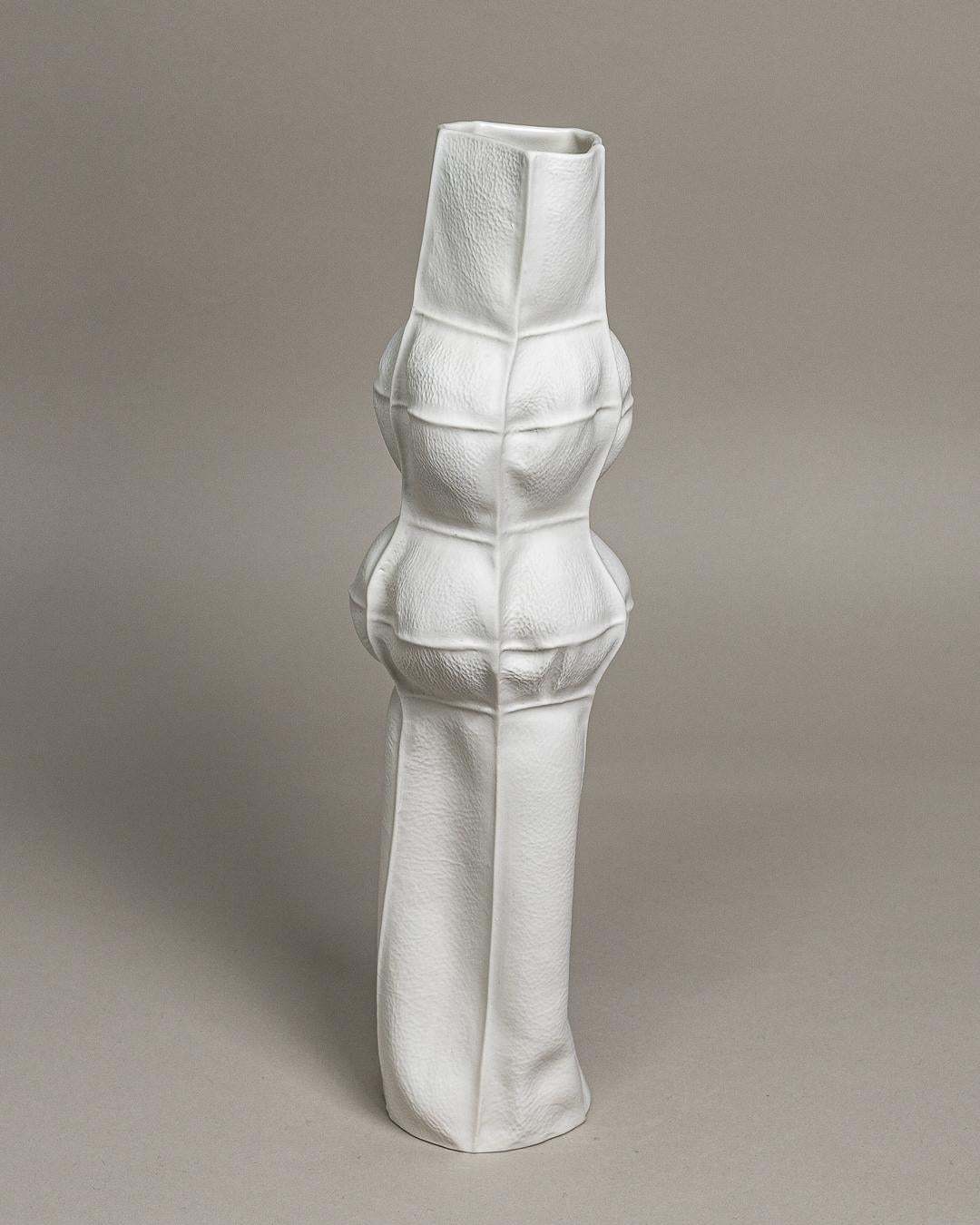 Weiße Kawa Vase aus Keramik #17, Blumenvase aus organischem Porzellan, taktil (Moderne) im Angebot