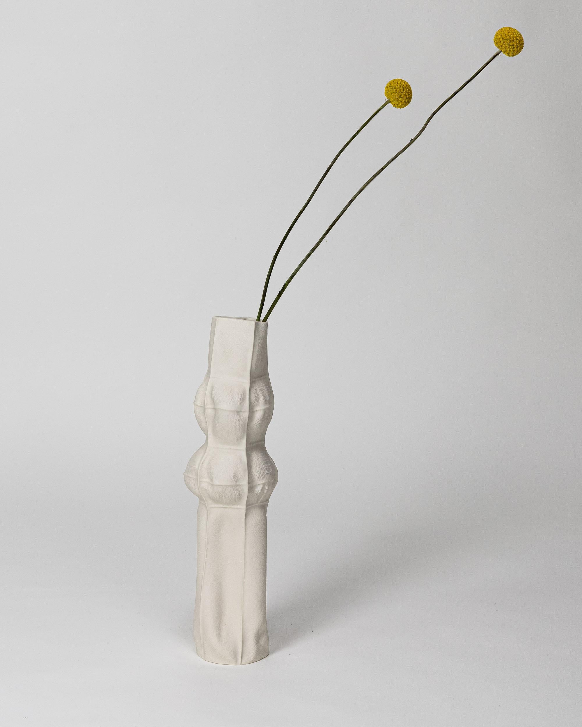 Weiße Kawa Vase aus Keramik #17, Blumenvase aus organischem Porzellan, taktil im Angebot 2