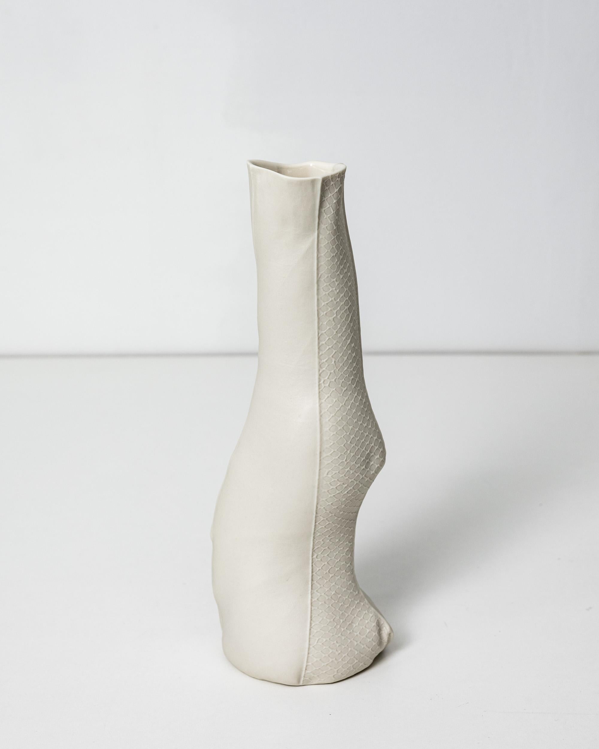Kawa Vase 19

Realizzati con argilla liquida colata in stampi di pelle cuciti, tutti i pezzi della serie Kawa sono unici nel loro genere.

4