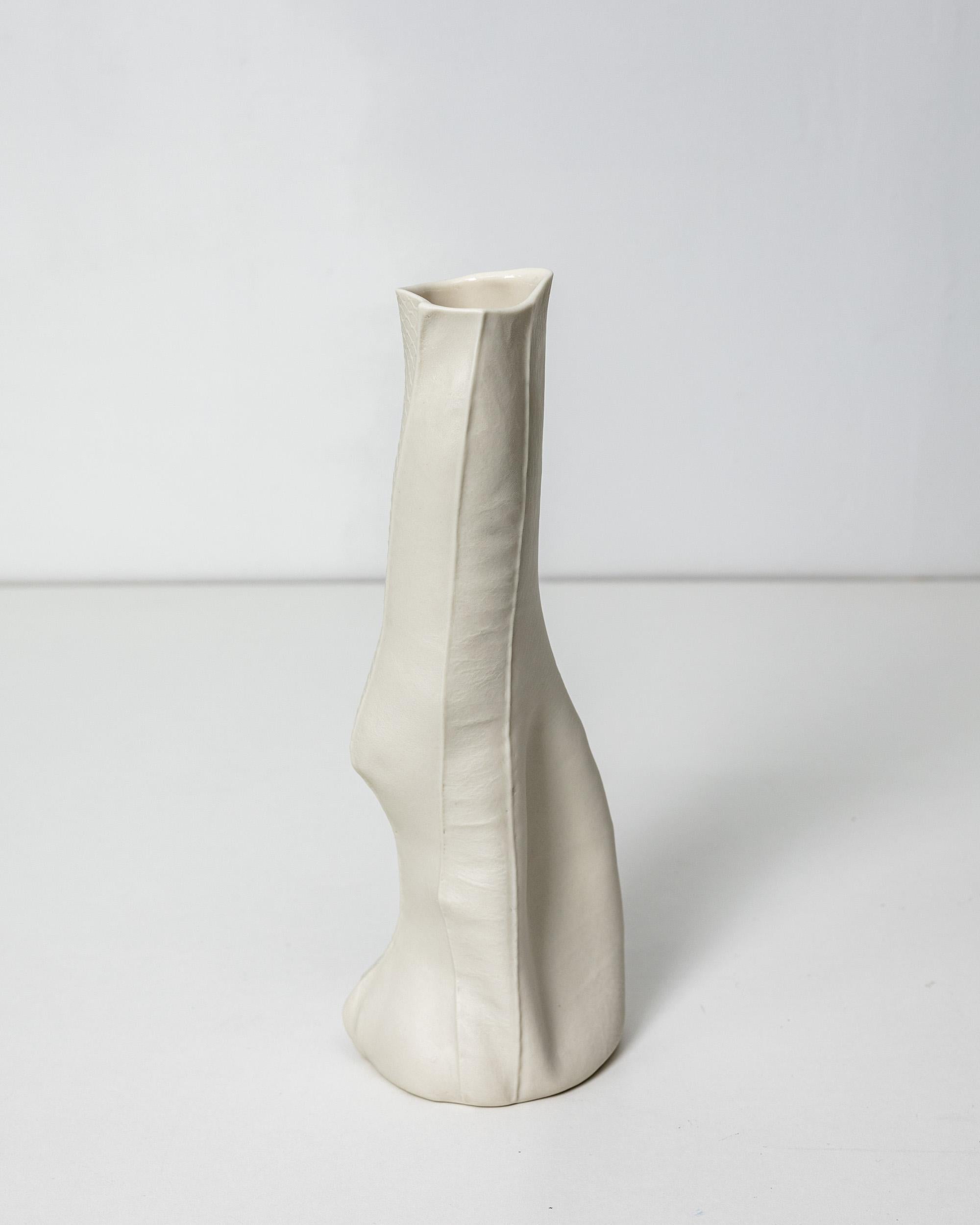 Moderno In stock, Vaso organico bianco, Kawa Vase 19, scultura astratta in ceramica in vendita