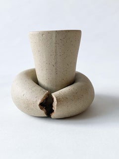 Dekorative Keramikvase In The Cabinet II von Lillian Tørlen