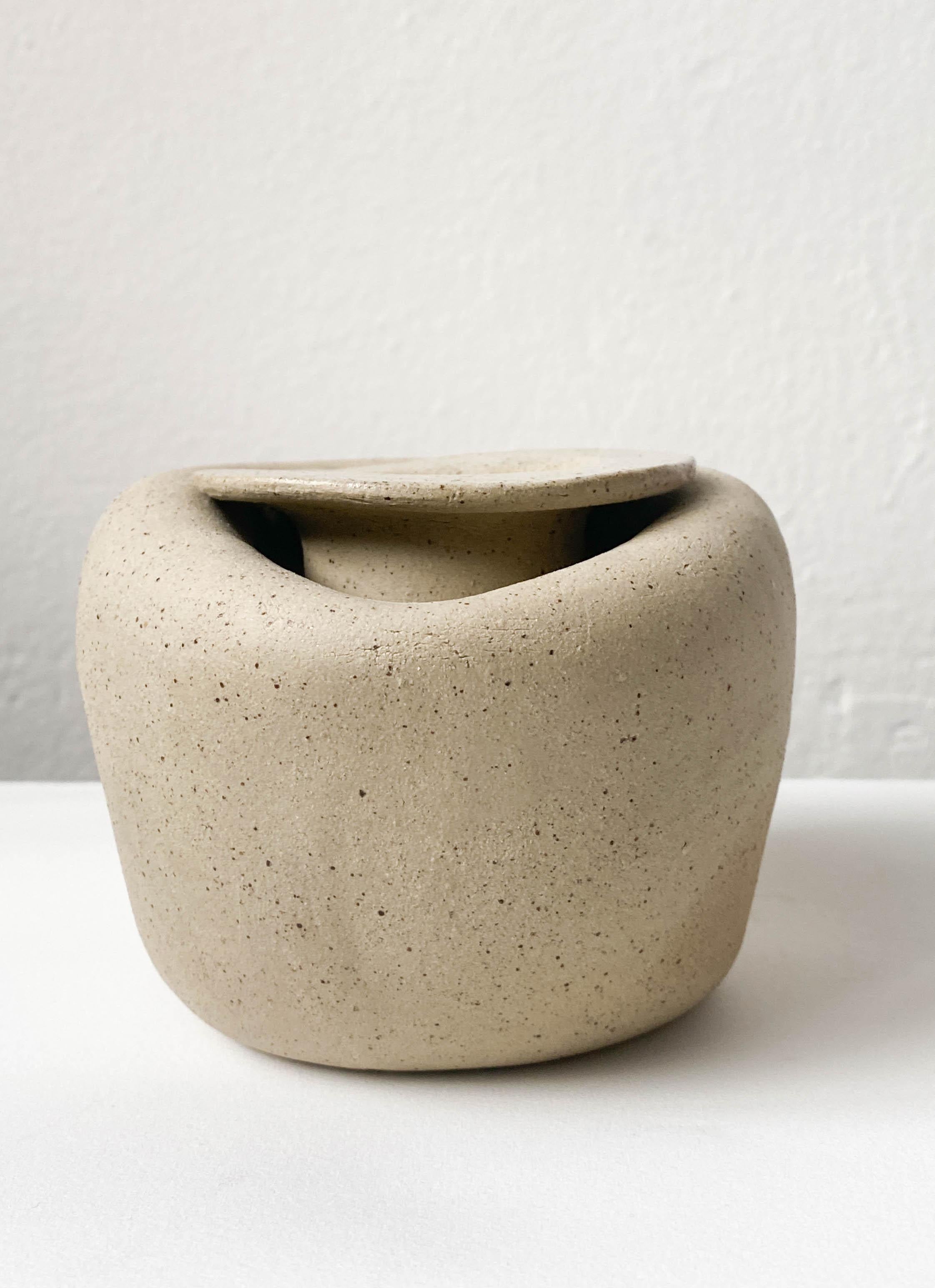 Jarrón de cerámica decorativo In The Cabinet III de Lillian Tørlen
Pieza única.
Dimensiones: P 12 x An 14 x Al 10 cm. 
Materiales: Cerámica. 

La exposición Niveles de apego y pertenencia consiste en una serie de jarrones de cerámica prensados,