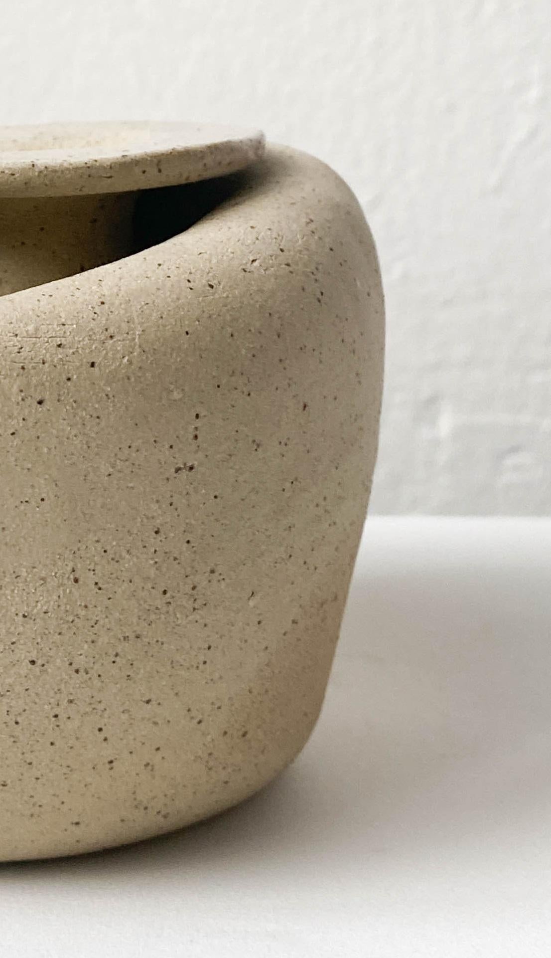 Jarrón de cerámica decorativo In The Cabinet III de Lillian Tørlen Noruego en venta