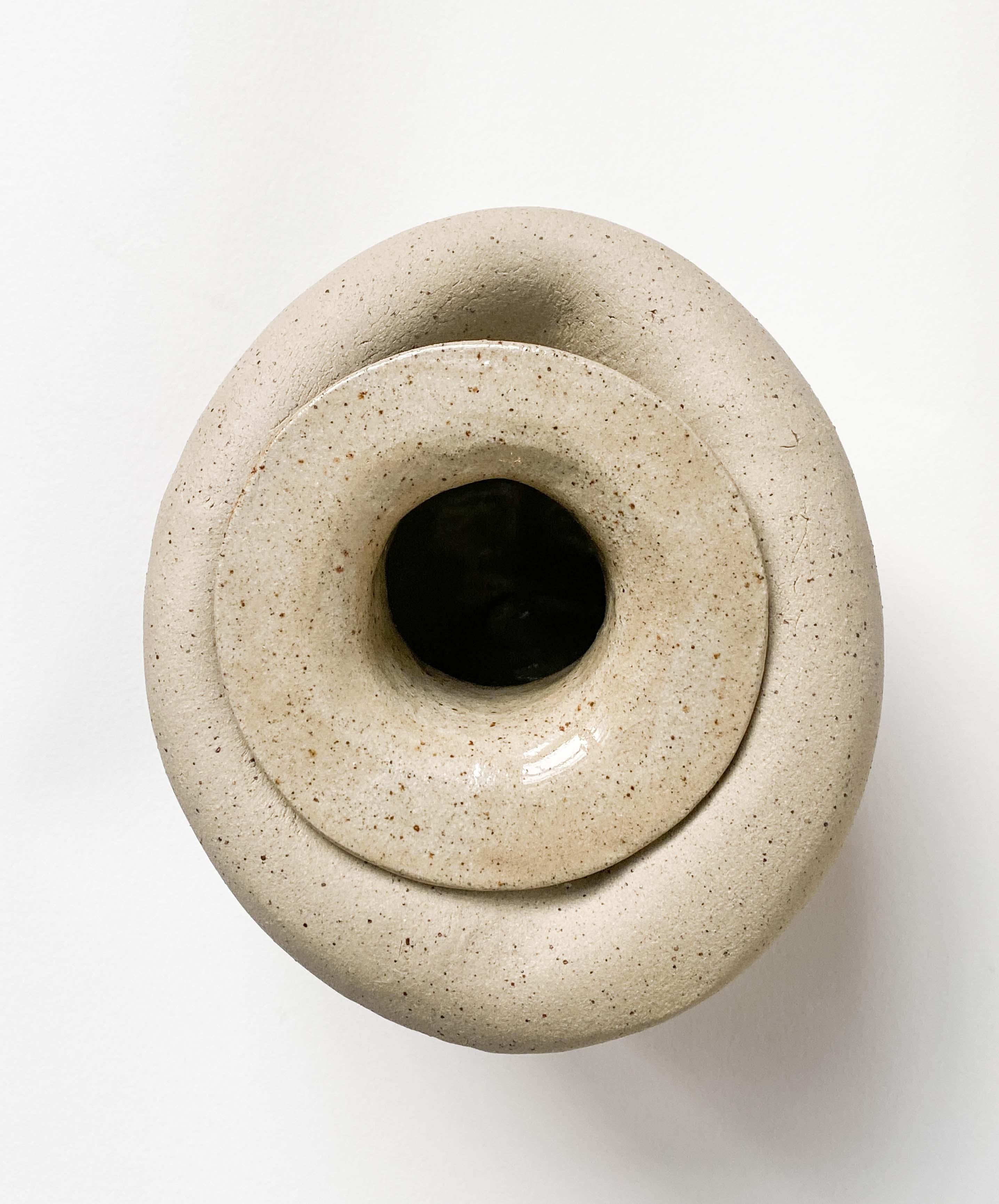 Jarrón de cerámica decorativo In The Cabinet III de Lillian Tørlen Otro en venta