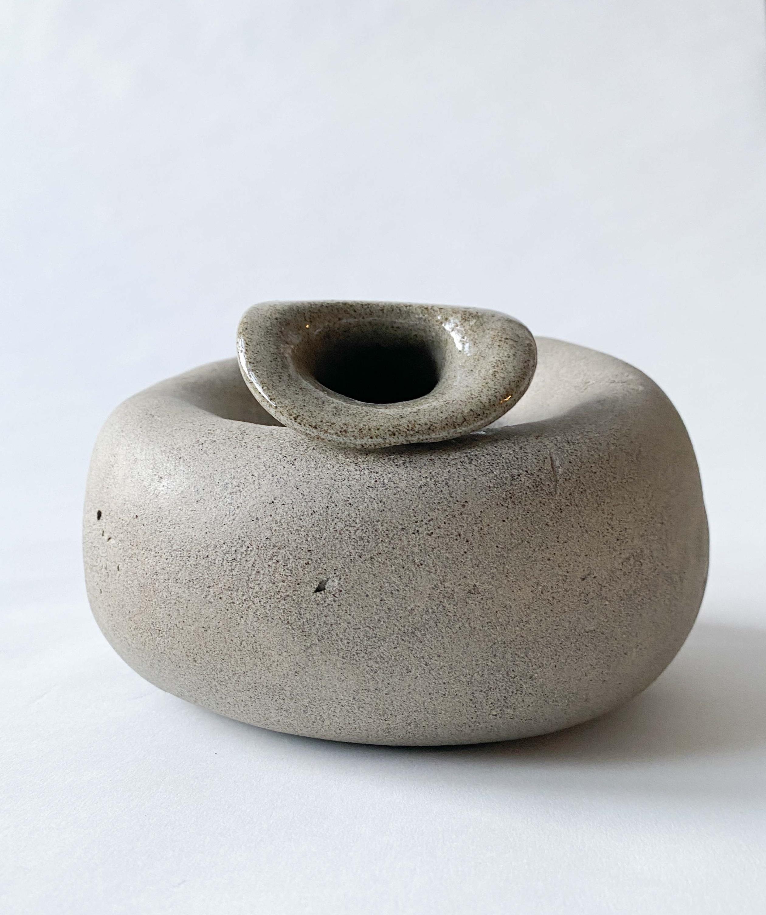 Vaso decorativo in ceramica In The Cabinet IV di Lillian Tørlen
Un pezzo unico.
Dimensioni: P 16,5 x L 17 x H 10,5 cm. 
Materiali: Ceramica. 

La mostra Levels of Attachment and Belonging consiste in una serie di vasi di ceramica pressati,