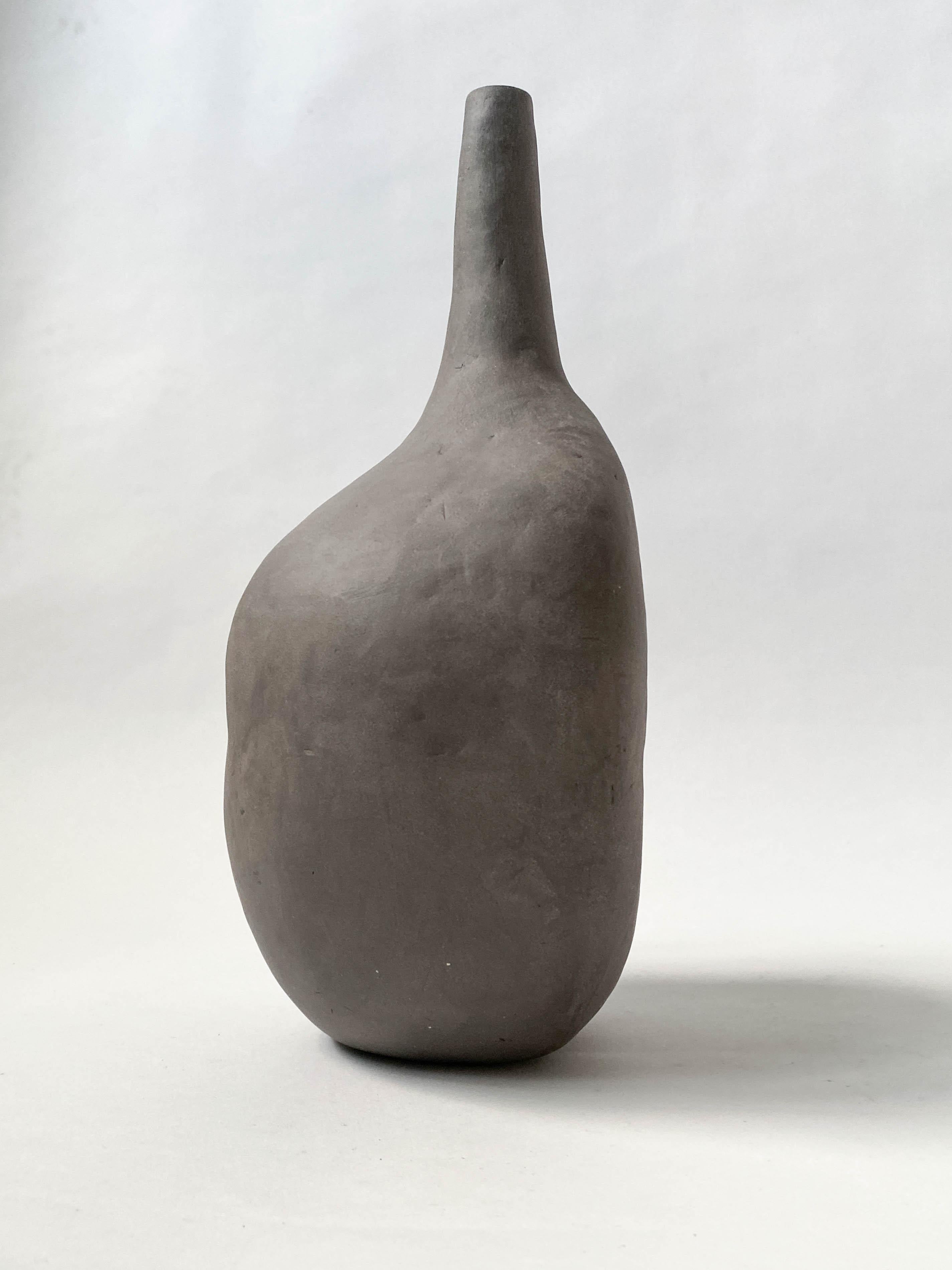 Jarrón de cerámica decorativo In The Corner By The Stairs by Lillian Tørlen
Pieza única.
Dimensiones: P 13,5 x An 18 x Al 31 cm. 
Materiales: Cerámica. 

La exposición Niveles de apego y pertenencia consiste en una serie de jarrones de cerámica