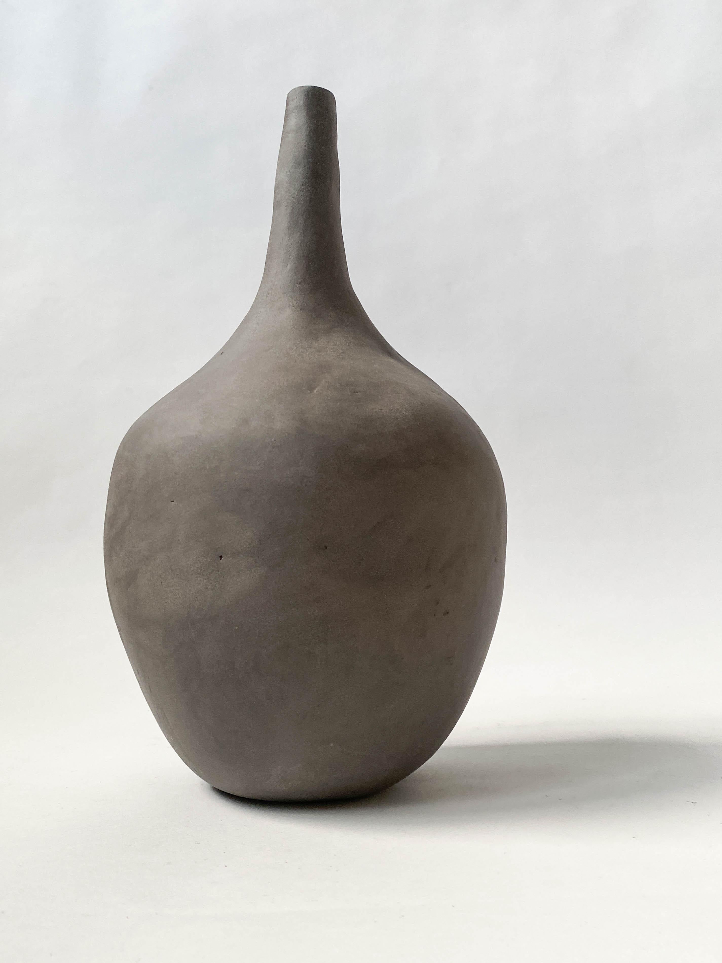 Jarrón de cerámica decorativo In The Corner By The Stairs by Lillian Tørlen Moderno en venta