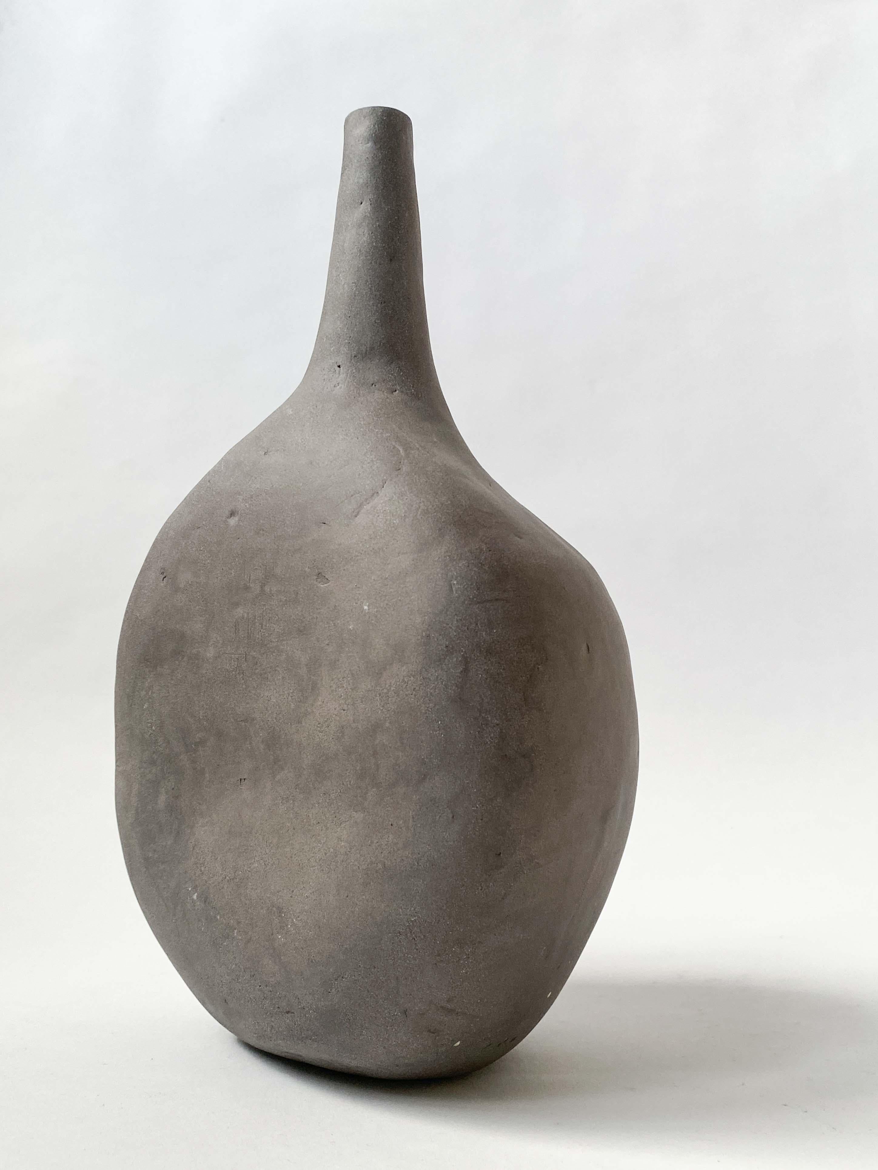 Jarrón de cerámica decorativo In The Corner By The Stairs by Lillian Tørlen Noruego en venta