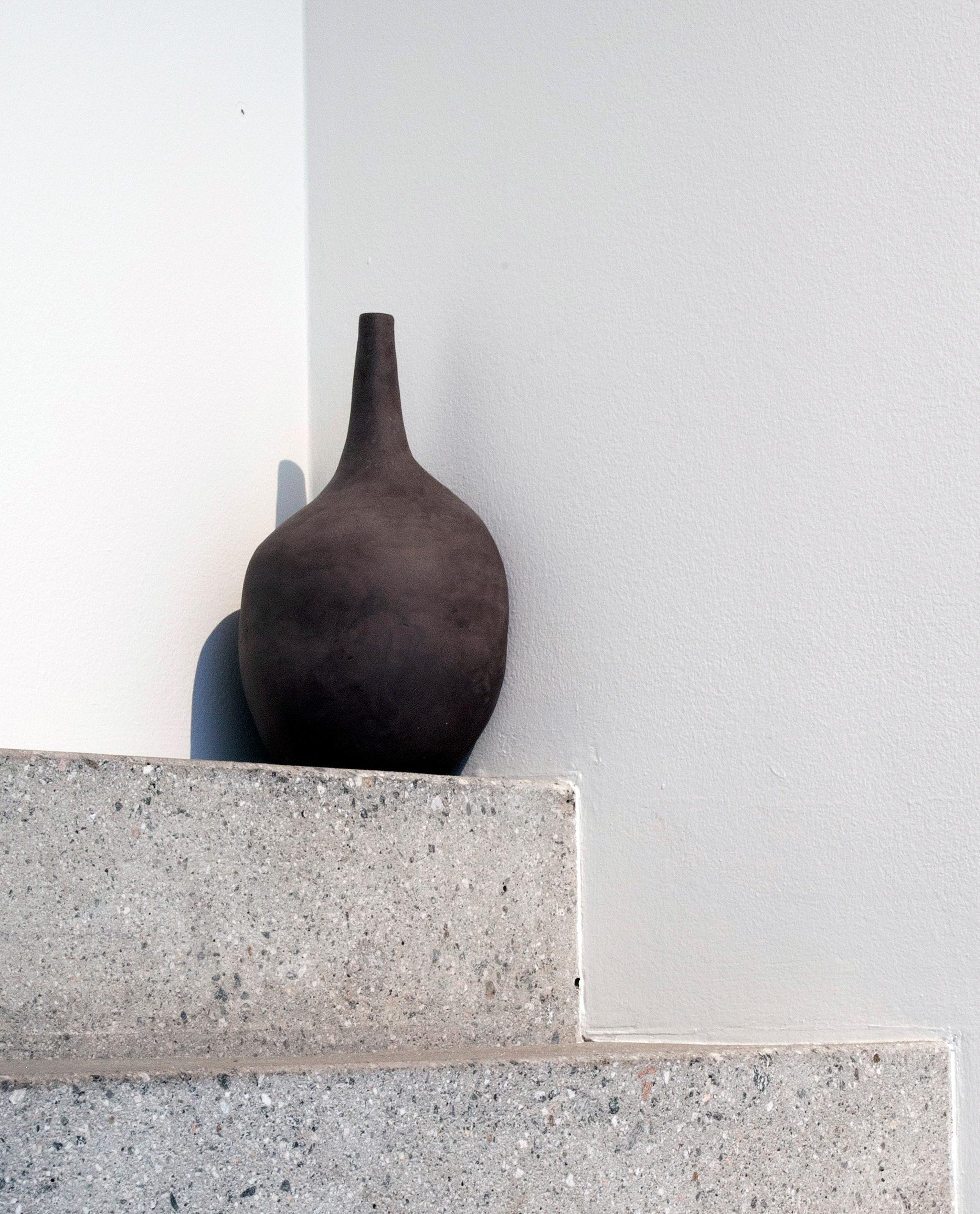 Jarrón de cerámica decorativo In The Corner By The Stairs by Lillian Tørlen en Nuevo estado para la venta en Geneve, CH