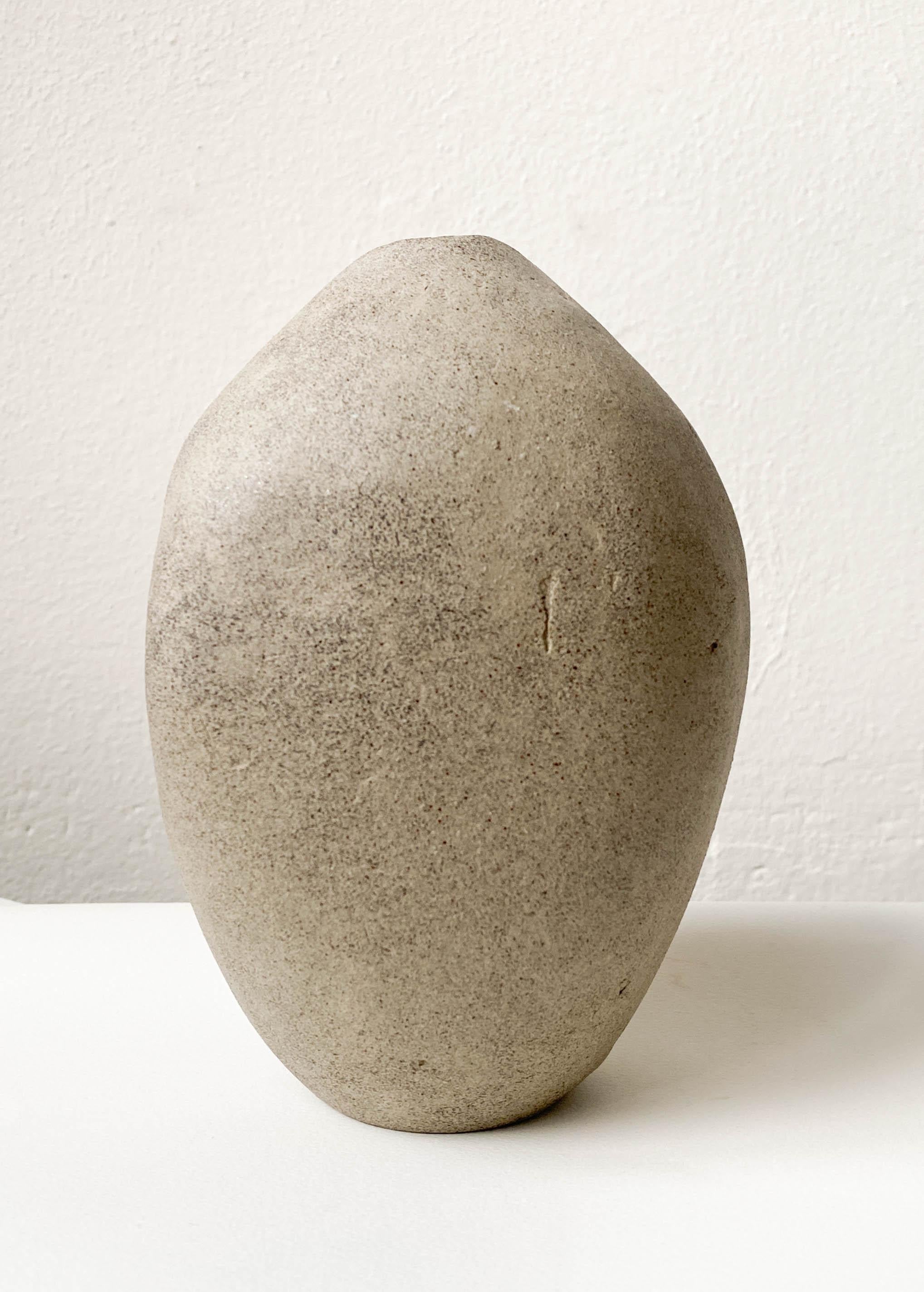 Jarrón de cerámica decorativo In The Corner II de Lillian Tørlen
Pieza única.
Dimensiones: P 12,5 x An 12,5 x Al 18 cm. 
Materiales: Cerámica. 

La exposición Niveles de apego y pertenencia consiste en una serie de jarrones de cerámica prensados,