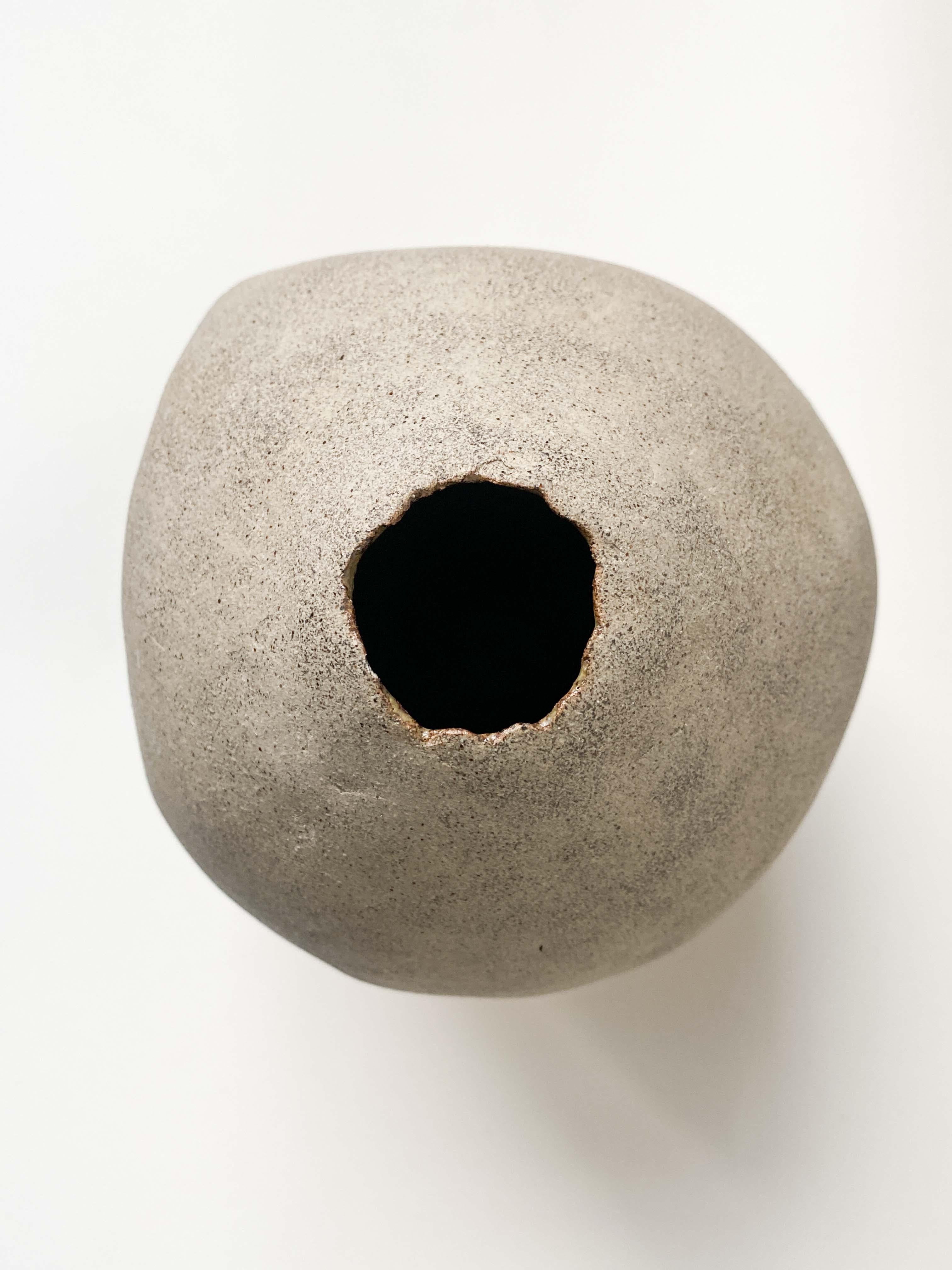 In The Corner II Decorative Ceramic Vase by Lillian Tørlen en Nuevo estado para la venta en Geneve, CH