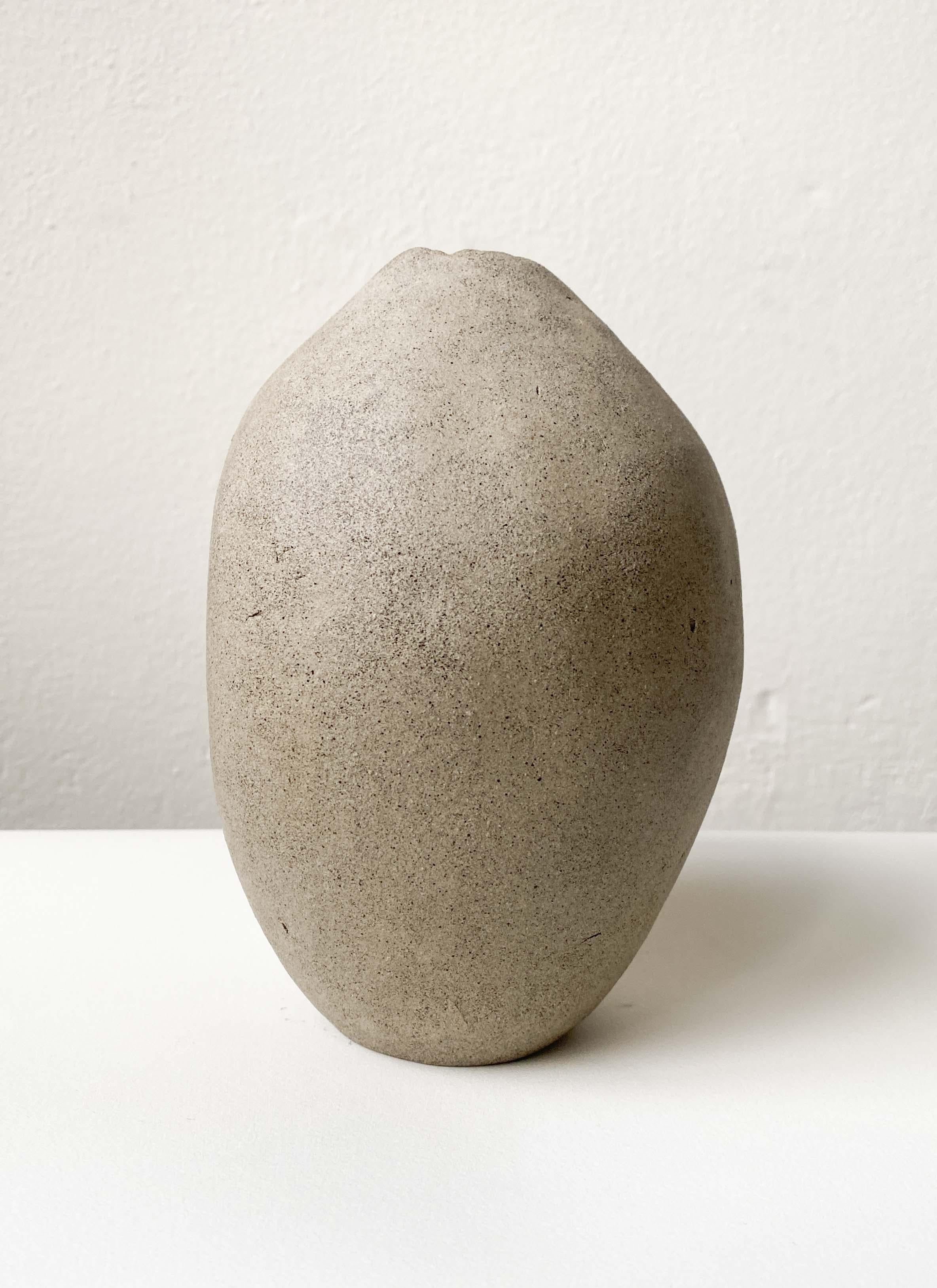 In The Corner II Decorative Ceramic Vase by Lillian Tørlen Siglo XXI y contemporáneo en venta