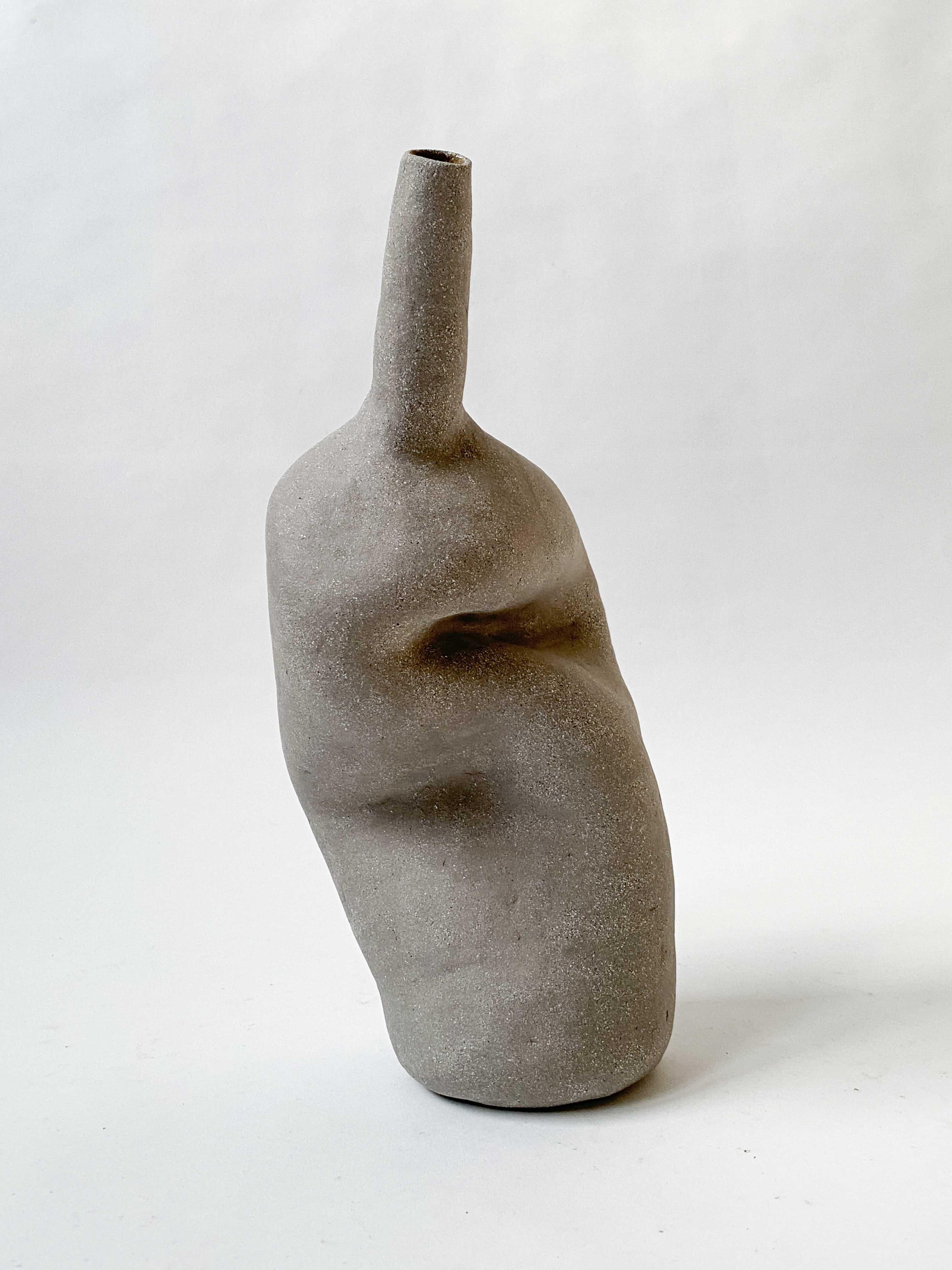 V.I.I.I.I. Vase décoratif en céramique de Lillian Tørlen
Pièce unique.
Dimensions : 10,5 x 13 x 30 cm : D 10,5 x L 13 x H 30 cm. 
Matériaux : Céramique. 

L'exposition Niveaux d'attachement et d'appartenance consiste en une série de vases en