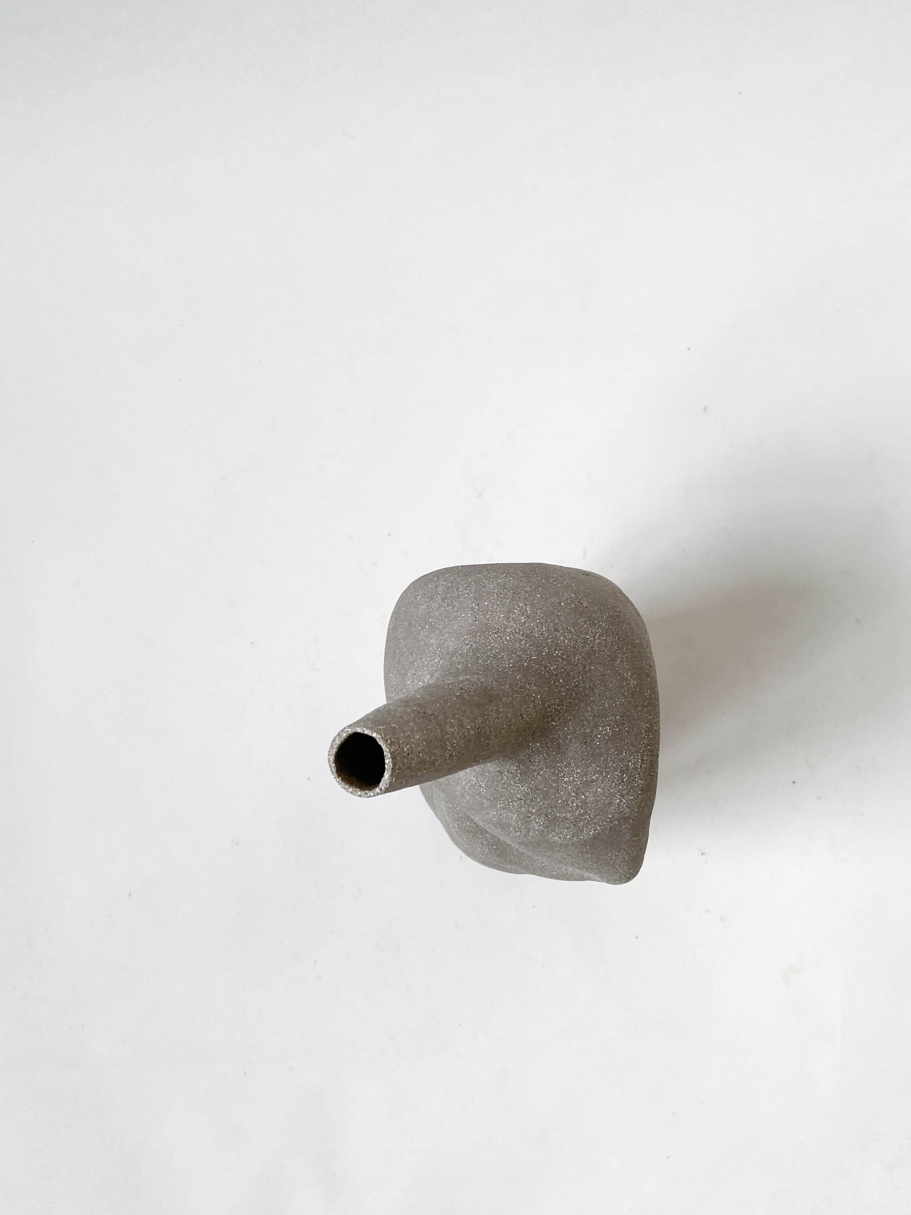 Moderne V.I.I.I.I. Vase décoratif en céramique de Lillian Tørlen en vente