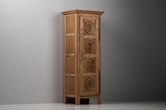 Nach Art von Charles Dudouyt, französischer Schrank aus geschnitzter Eiche, 1940er Jahre