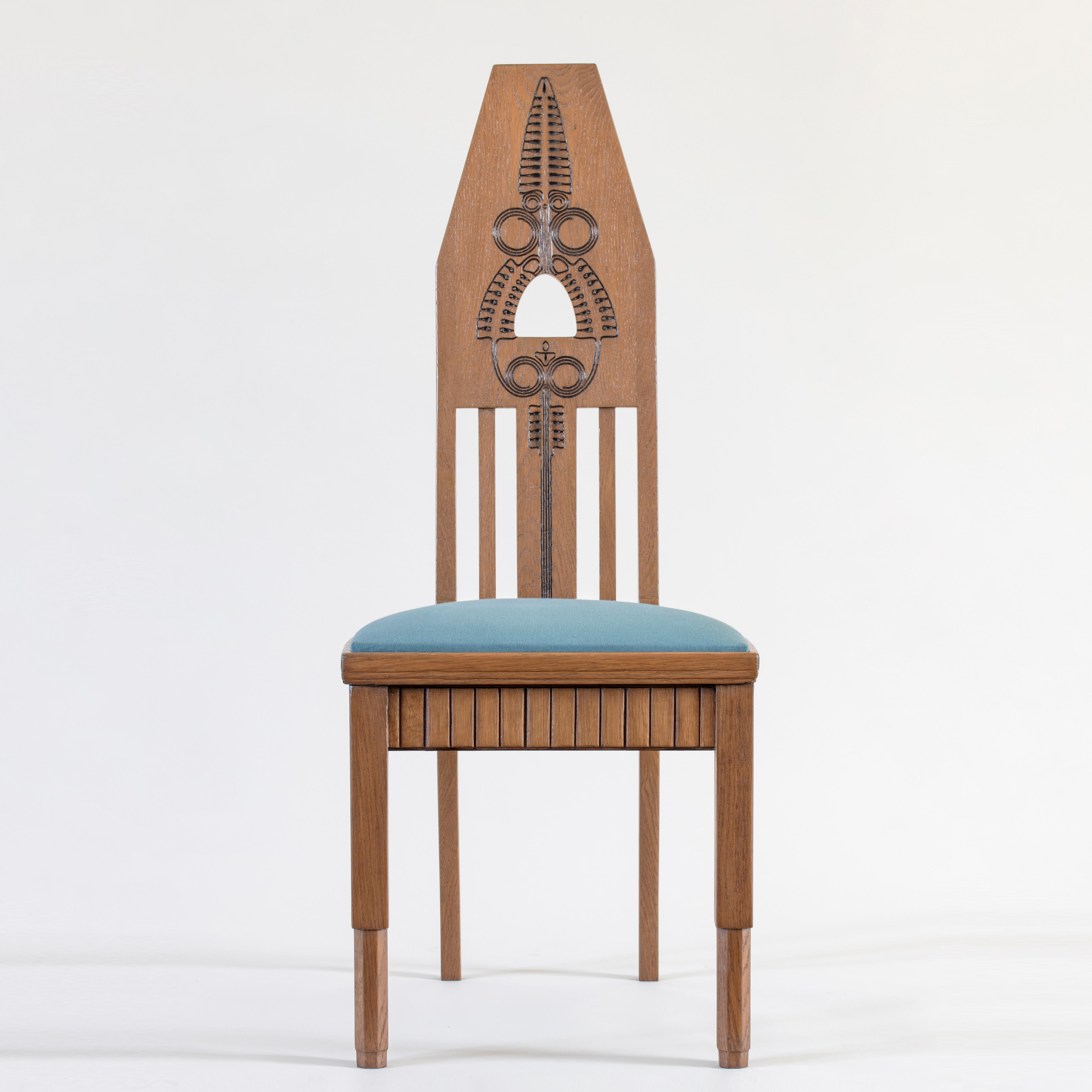 Each peaked backrest, raised on square stiles, hand carved to display stylized fern fronds, the shaped seat above a fluted apron, raised on square front legs with octagonal feet, tapering saber legs in the back. 

Beautifully restored and
