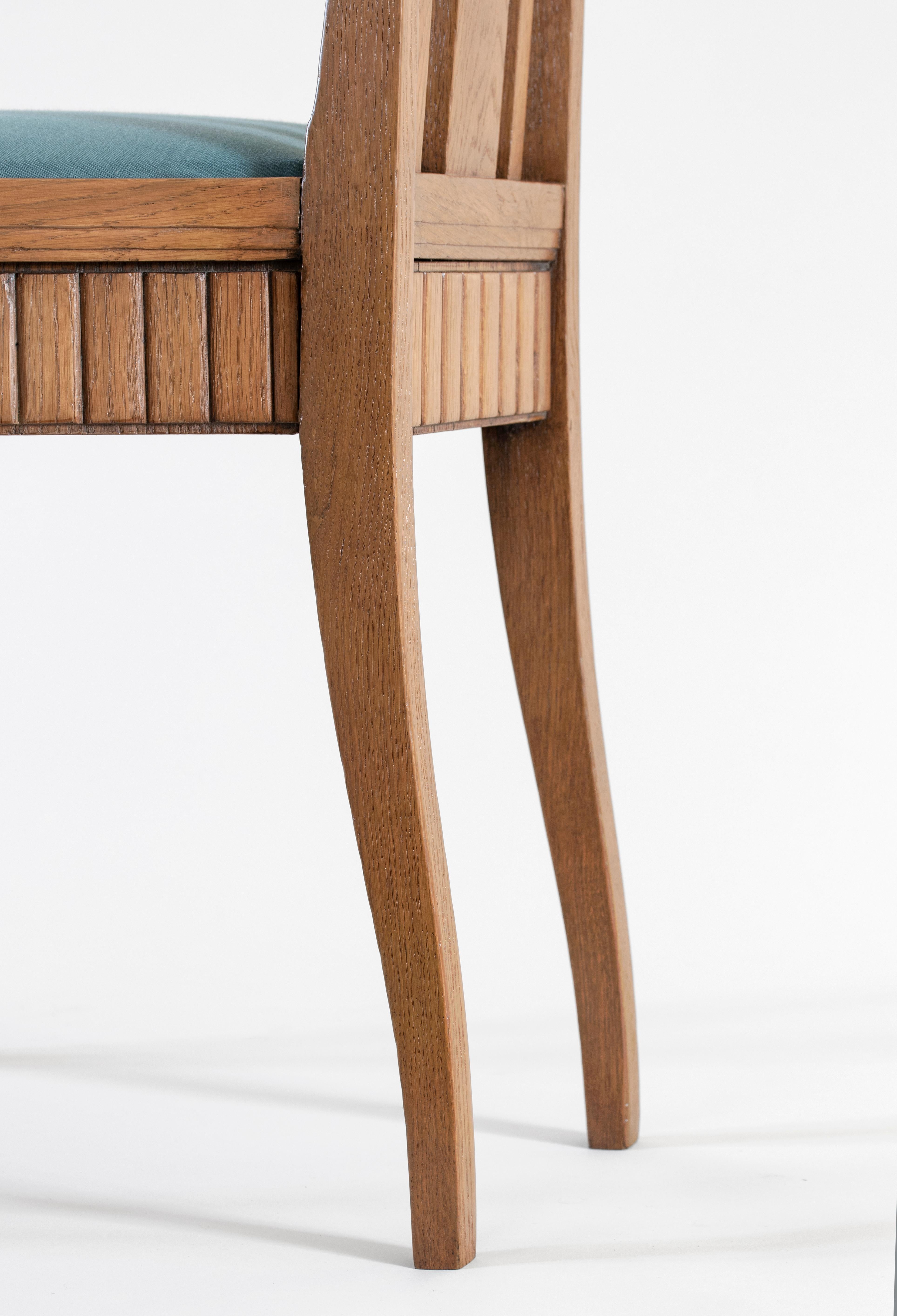 In the Manner of Eliel Saarinen, Pair of Finnish Carved Oak Jugend Side Chairs In Good Condition In Philadelphia, PA