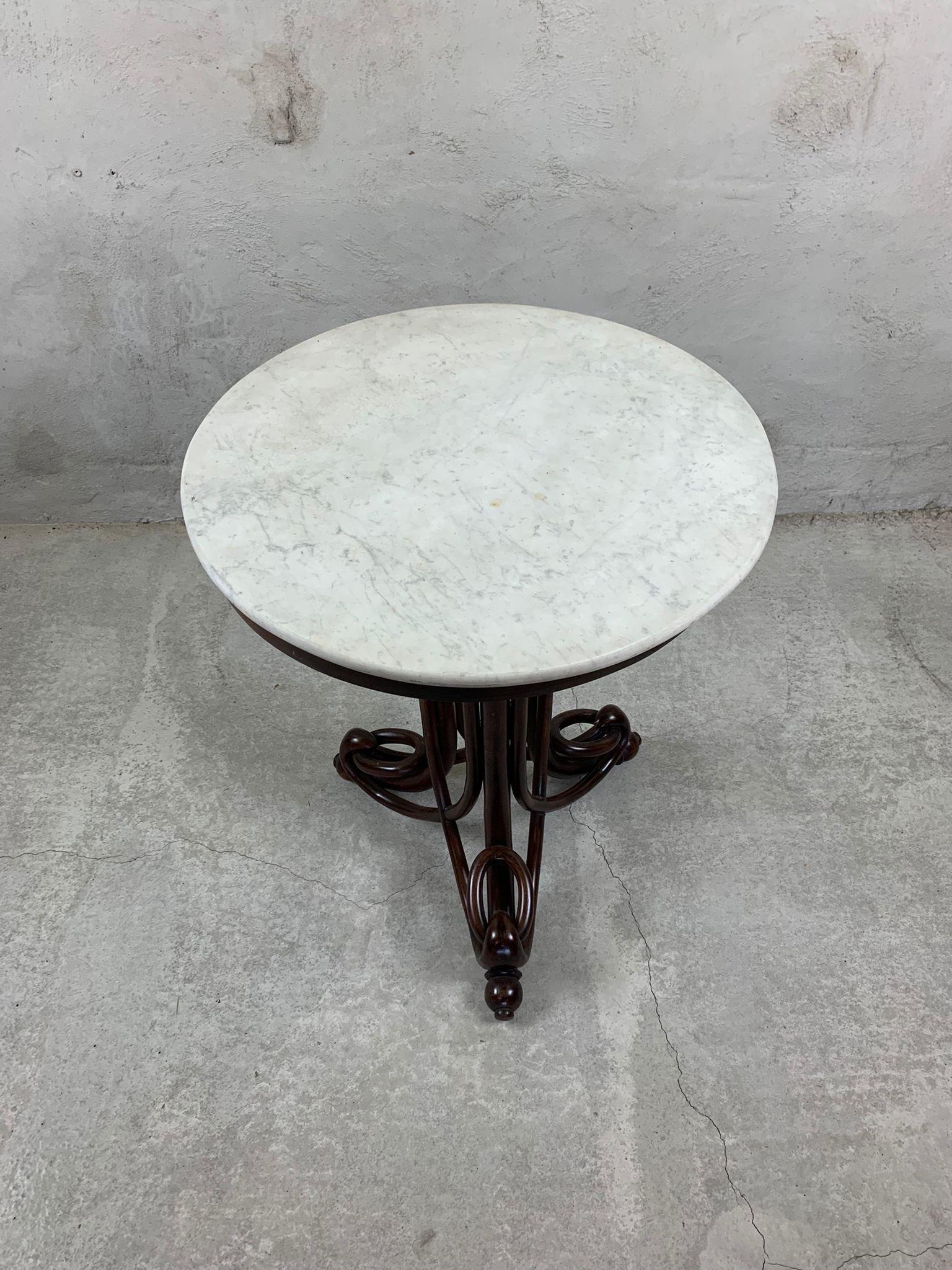 In the manner of J&J Kohn, bentwood and marble side table.  In Good Condition For Sale In Temse, BE