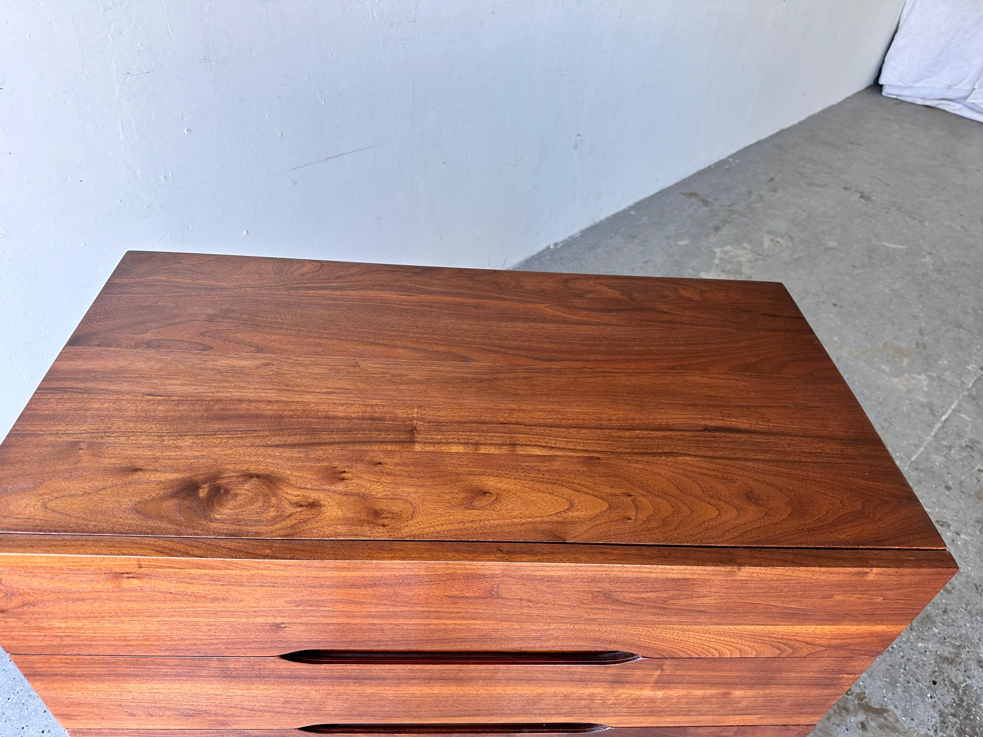 In stile Arne Vodder Cassapanca o Highboy in noce massiccio, metà secolo 1960/50 in vendita 3