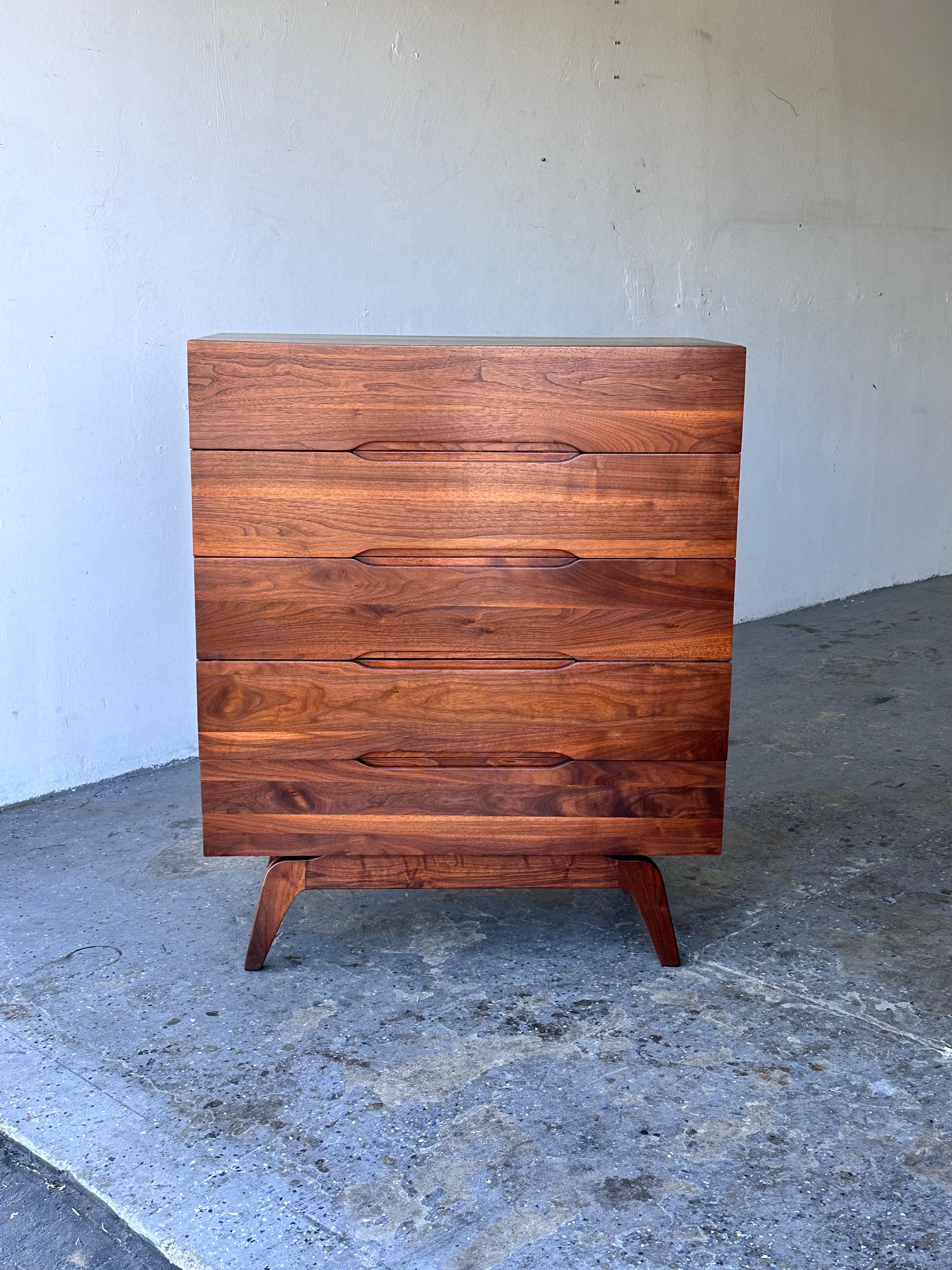 In stile Arne Vodder Cassapanca o Highboy in noce massiccio, metà secolo 1960/50 in vendita 1