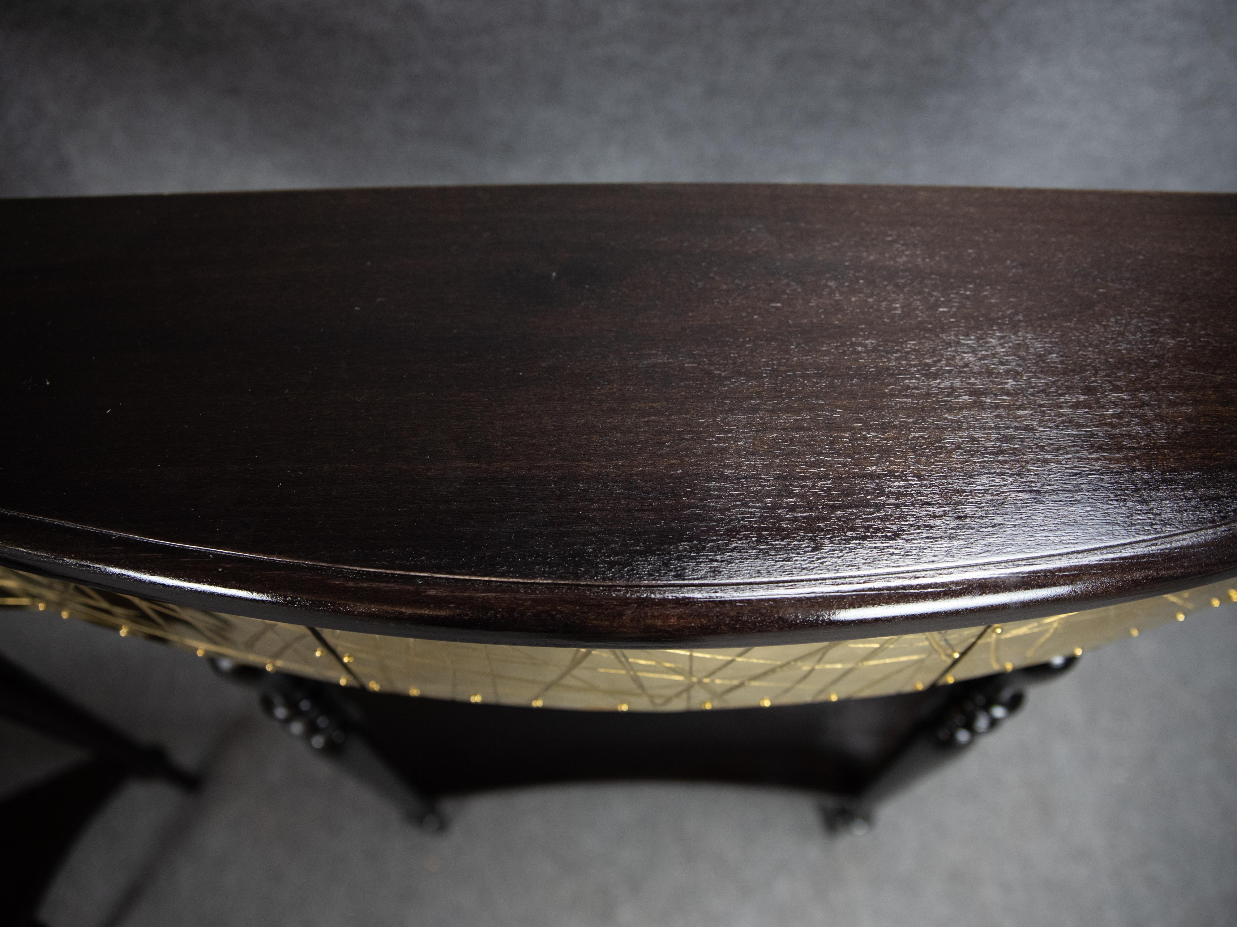 Consola italiana de nogal y latón del siglo XVIII Disponible Hecho a mano en venta