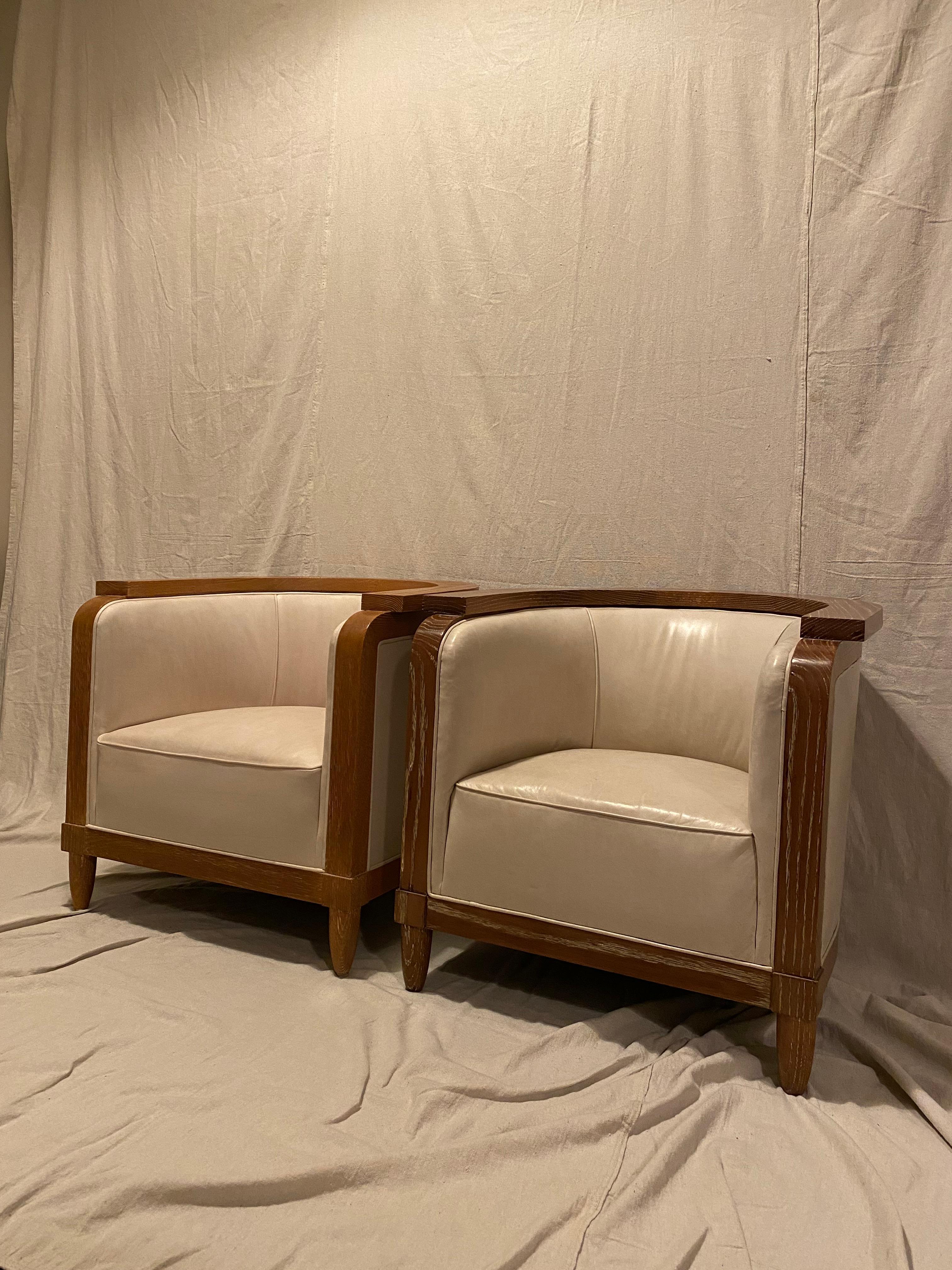 4,  Fauteuils club de style français des années 1940 en chêne blanc cérusé provenant de France.  Un  acheté par l'intermédiaire de Miguel Saco Inc. à New York.  Trois fauteuils club sont des répliques de précision des fauteuils de l'hôtel. 