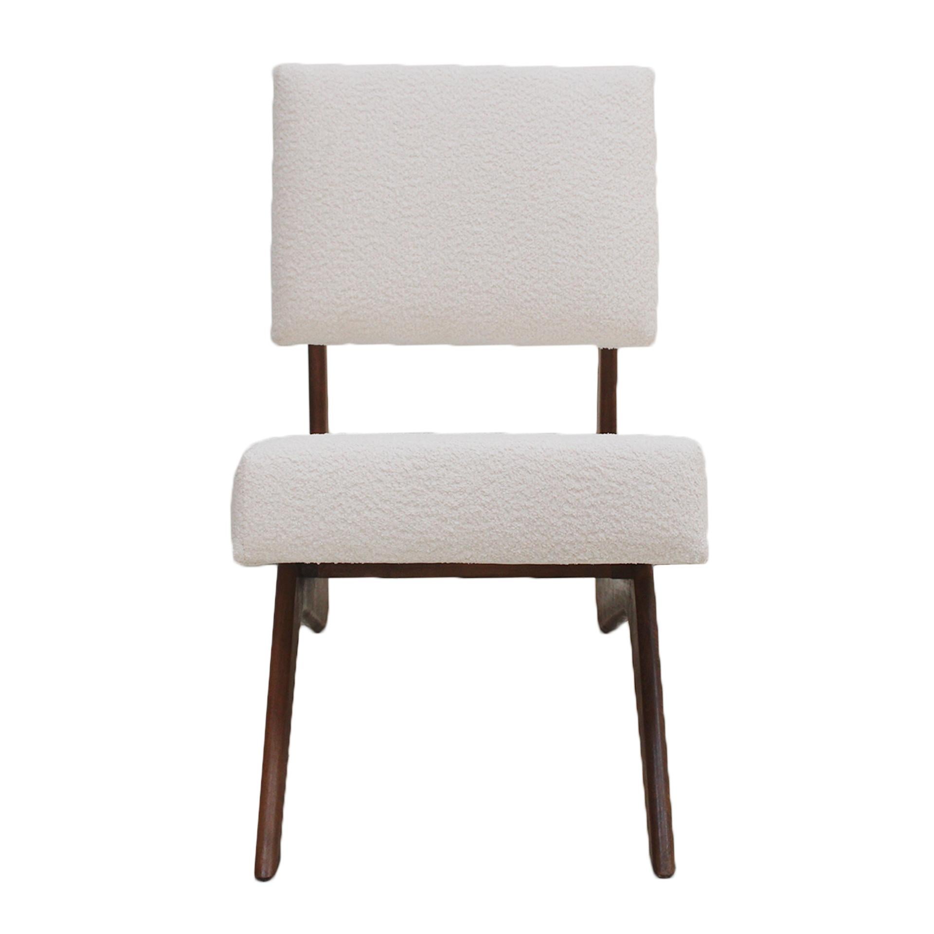 Ein Paar Loungesessel, entworfen im Stil des amerikanischen Designers Adrian Pearsall.
Die Struktur dieser Lounge-Cocktail-Sessel ist aus Walnussholz in einer schönen geschwungenen Form gefertigt und mit weißem Boucle-Stoff gepolstert.

Unser