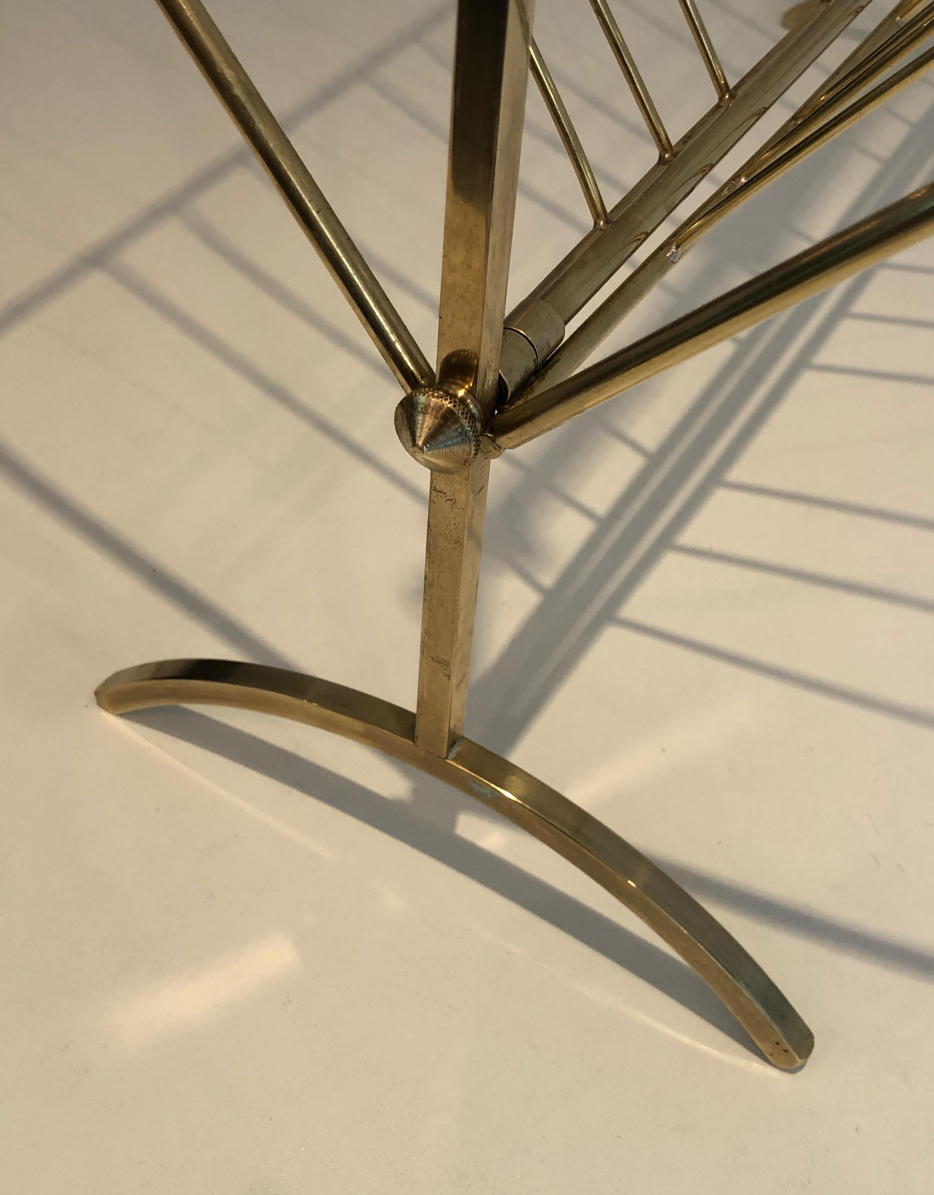 in the Style of Cesare Lacca, Brass and Wood Folding Magazine Rack, Italian, cir In Good Condition For Sale In Marcq-en-Barœul, Hauts-de-France