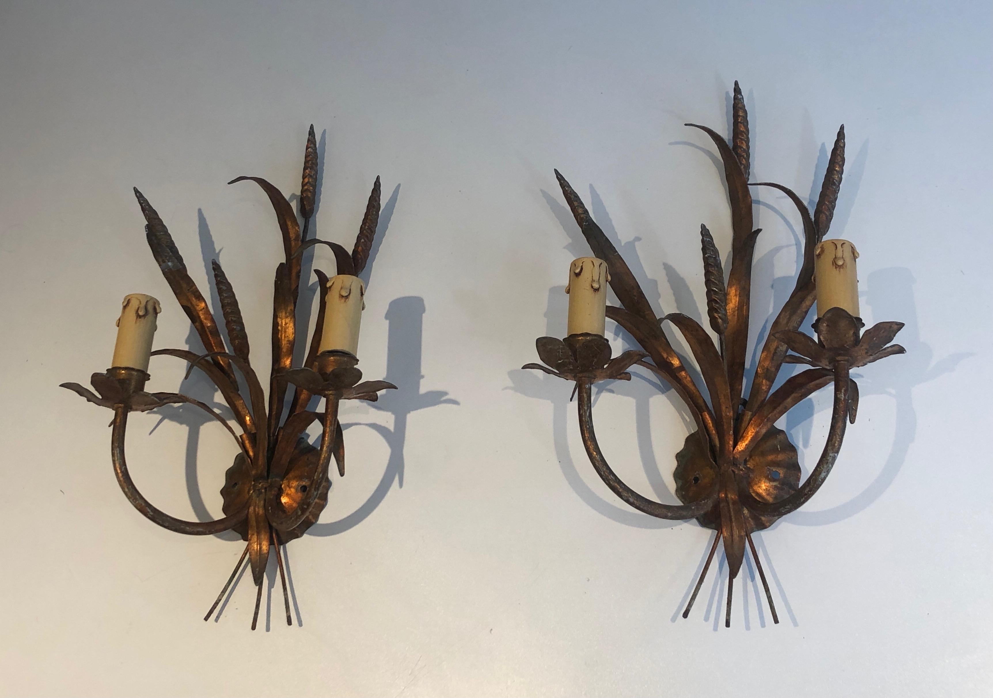 This nice pair of ears of wheat wall sconces is made of gold metal. These are very decorative, this is a French work, in the style of Coco Channel, circa 1970.